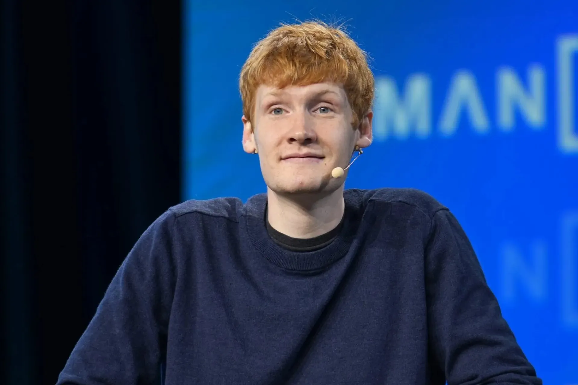 مایکل تروئل جوان موطلایی در حال سخنرانی