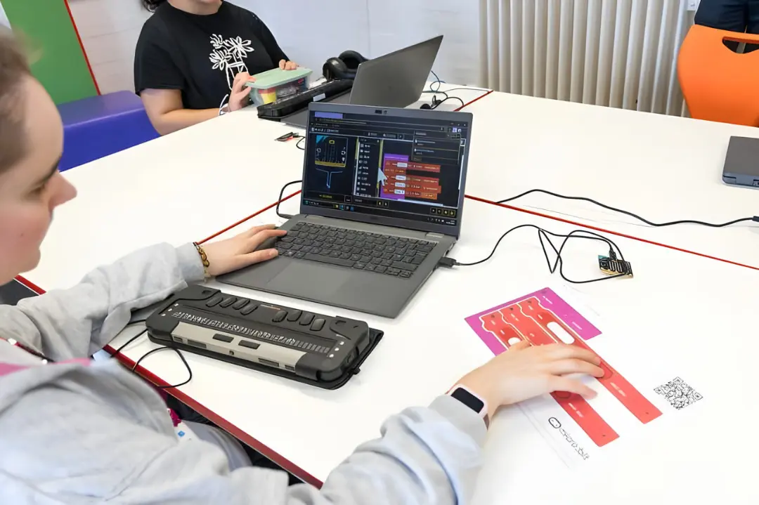 برنامه‌نویسی با برد میکرو‌بیت (micro:bit) در محیط نرم‌افزار MakeCode روی لپ‌تاپ
