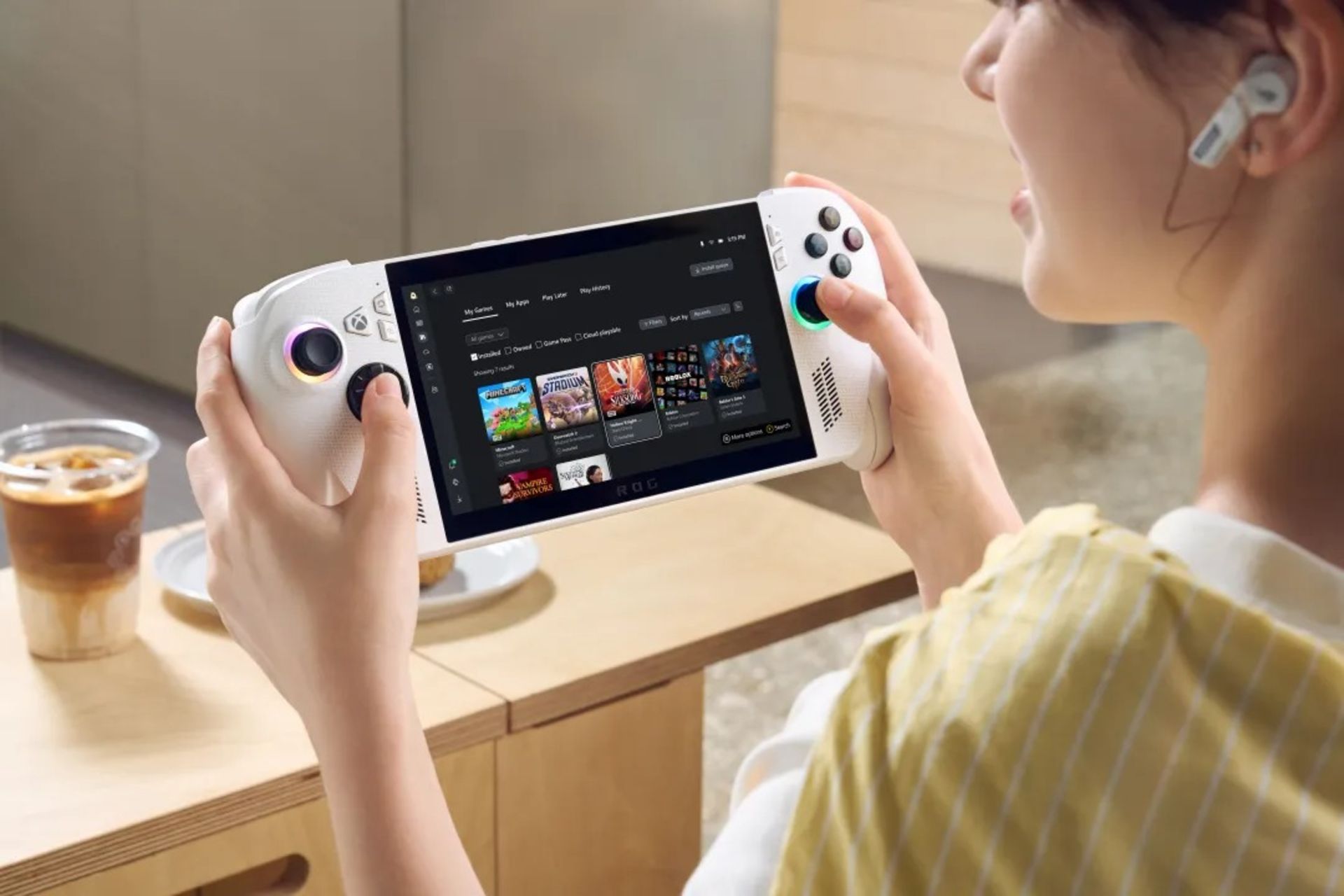 کنسول دستی ROG Xbox Ally در دست کاربر