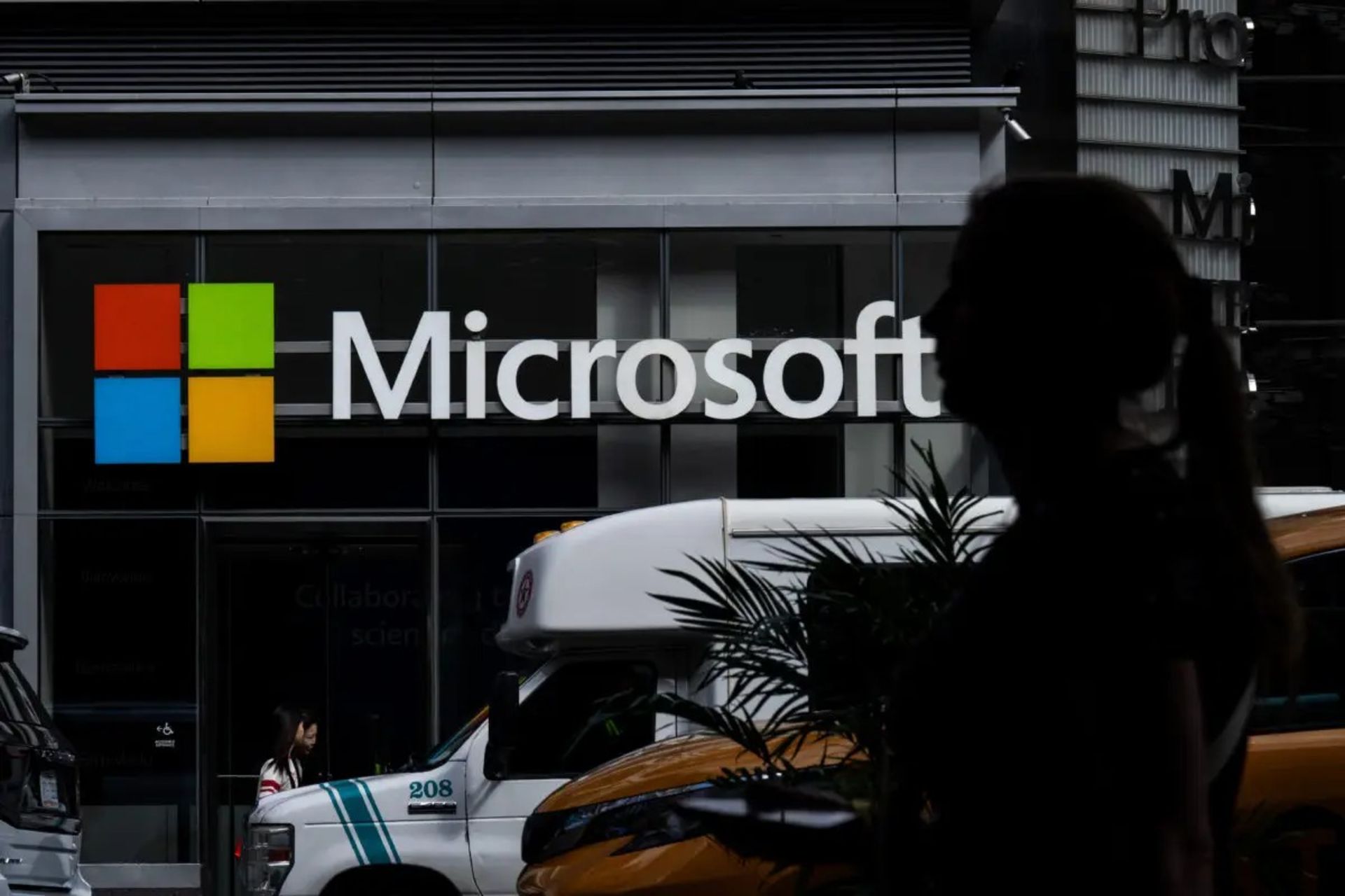 لوگو مایکروسافت پشت شیشه