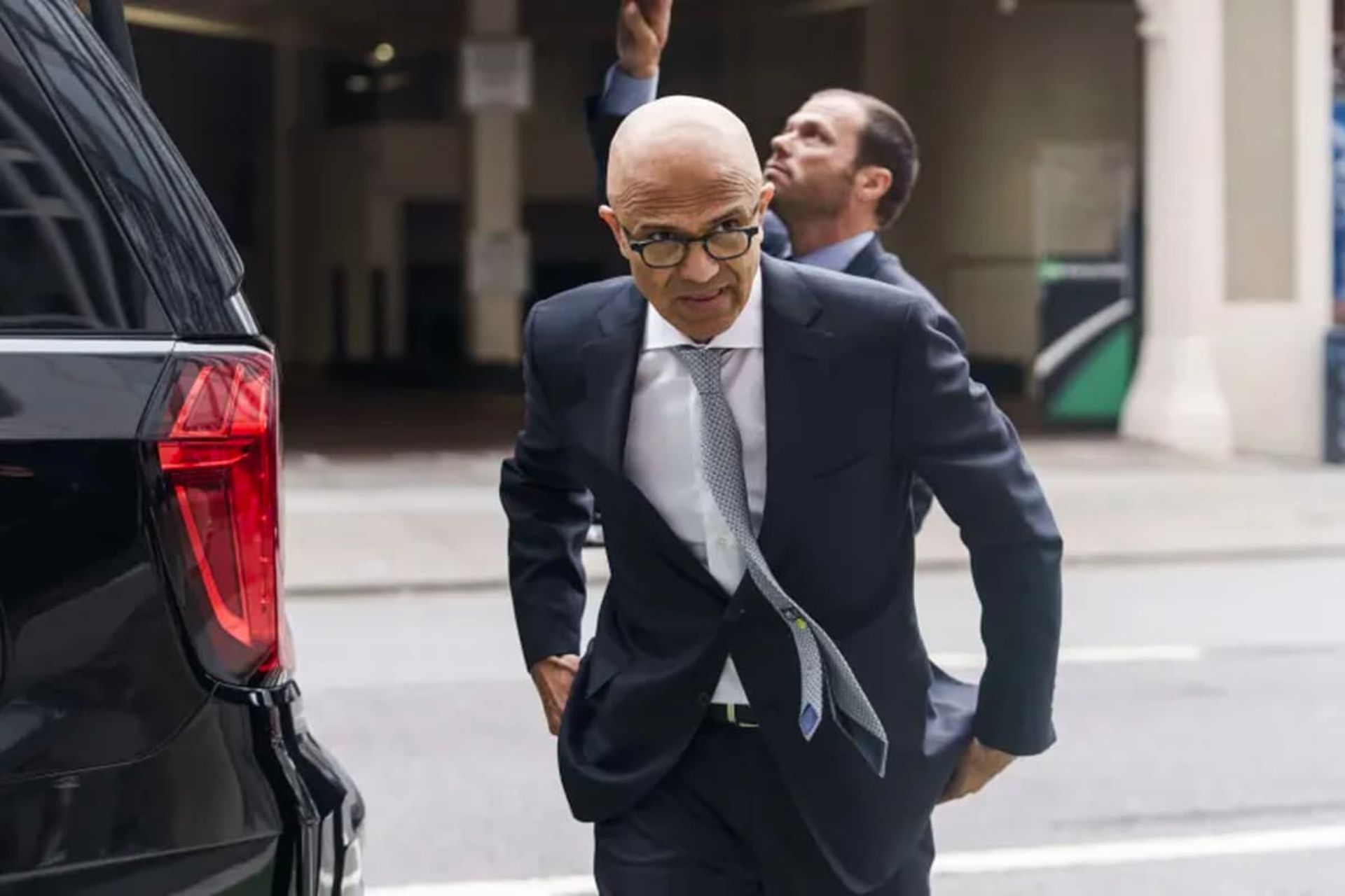 ساتیا نادیا / Satya Nadella مدیرعامل مایکروسافت با کت شلوار و نگاه زیرچشمی