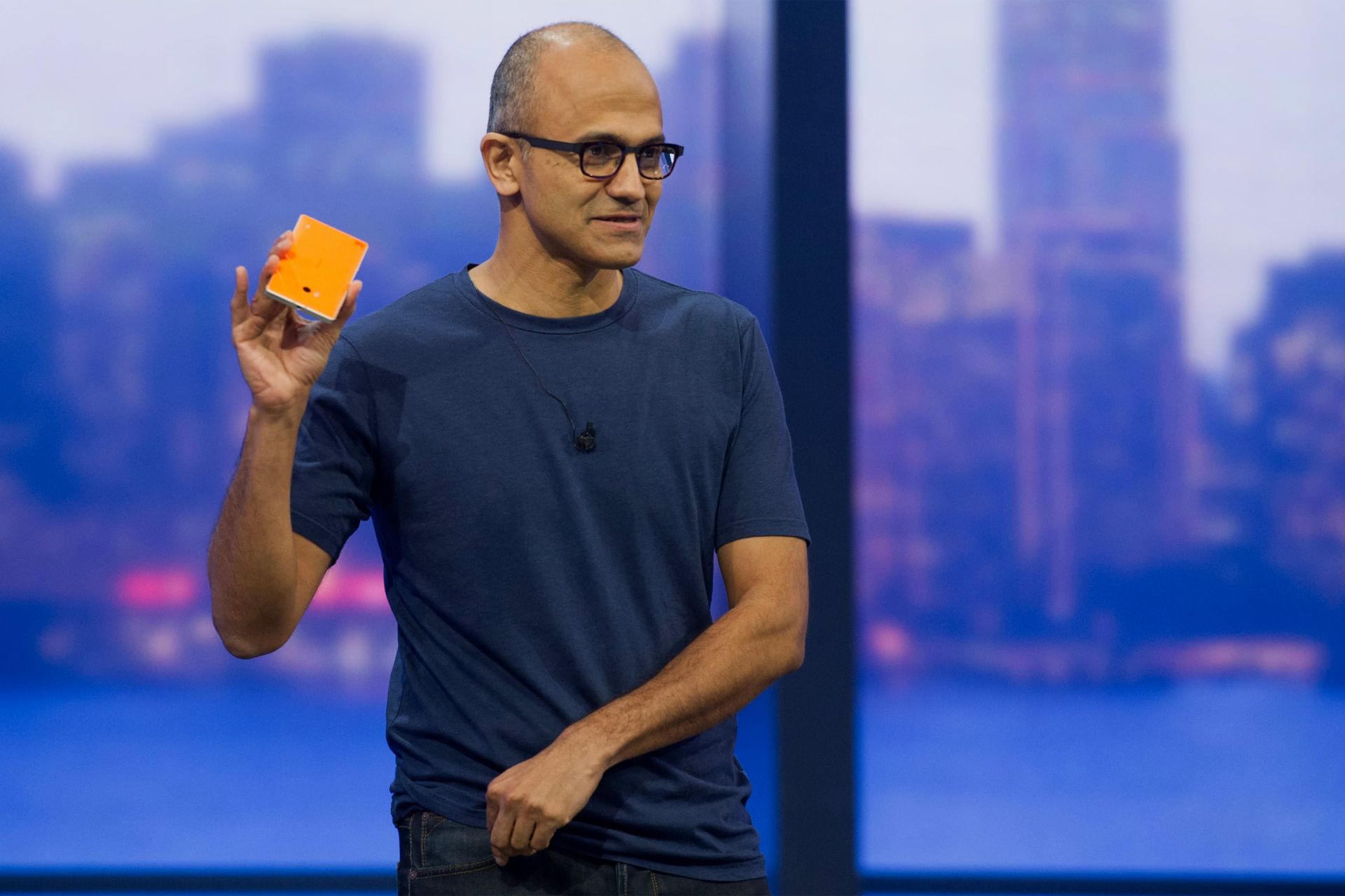 ساتیا نادلا / Satya Nadella مدیرعامل مایکروسافت با ویندوز فون