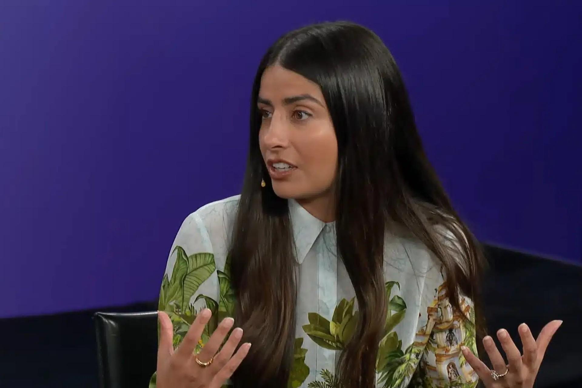 یک دختر جوان در حال سخنرانی