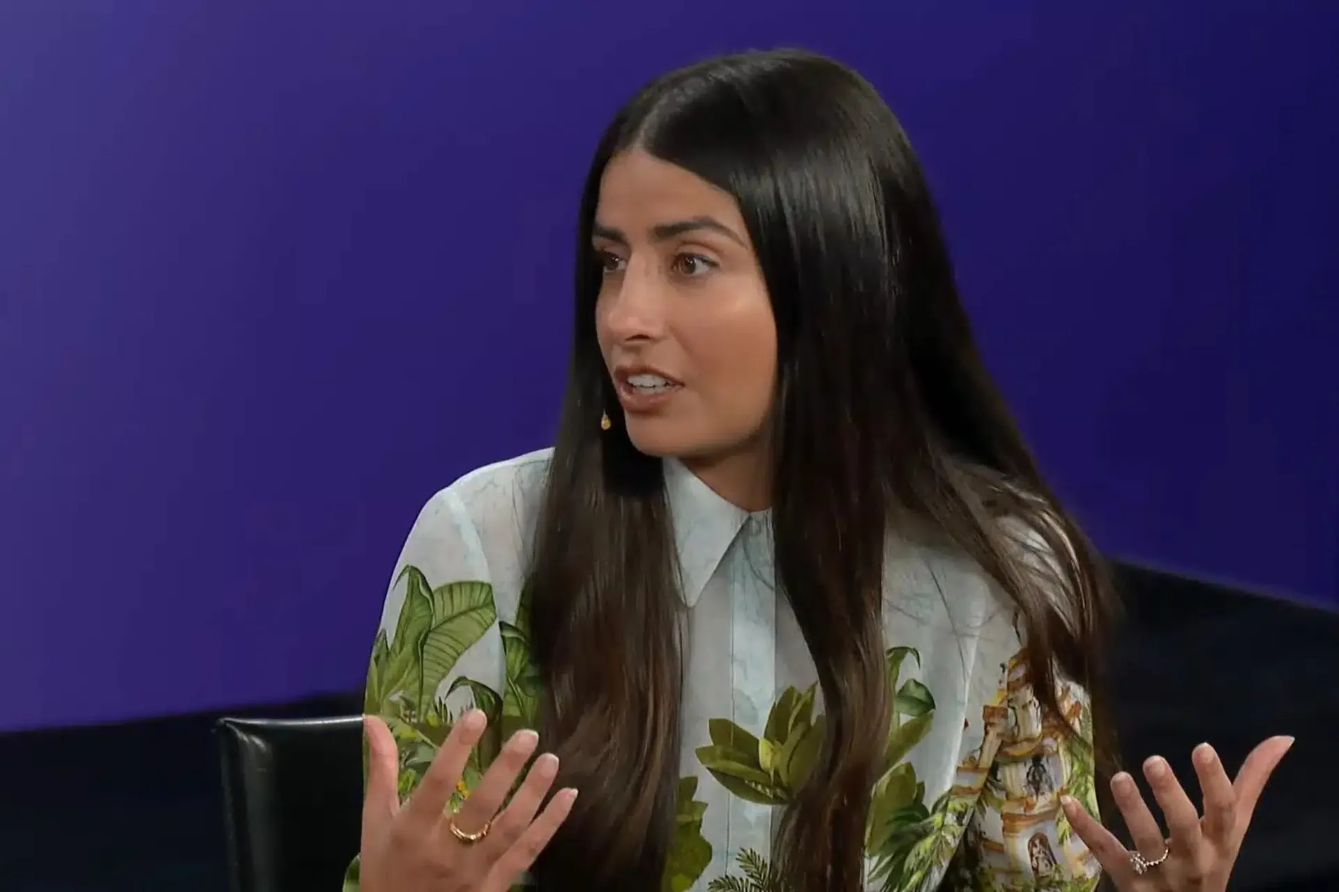 یک دختر جوان در حال سخنرانی