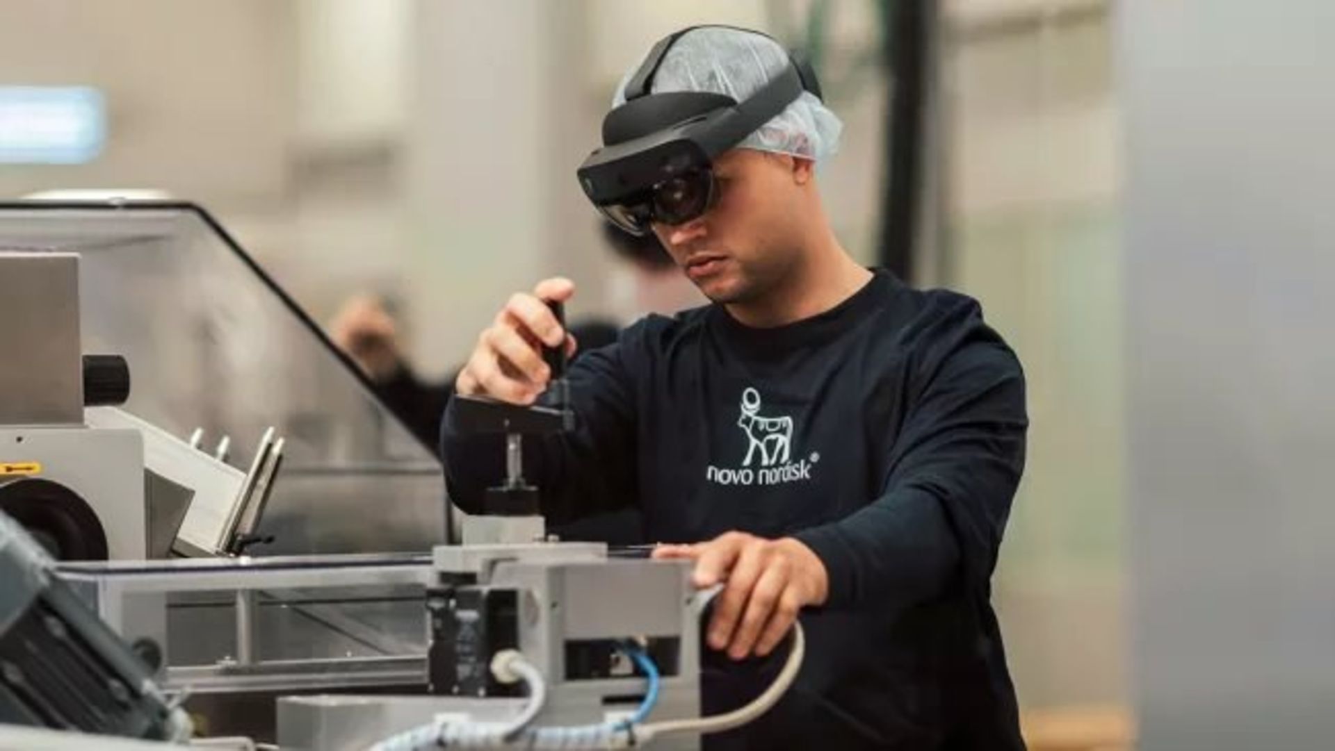 کارگری حین کار با هدست هولولنز