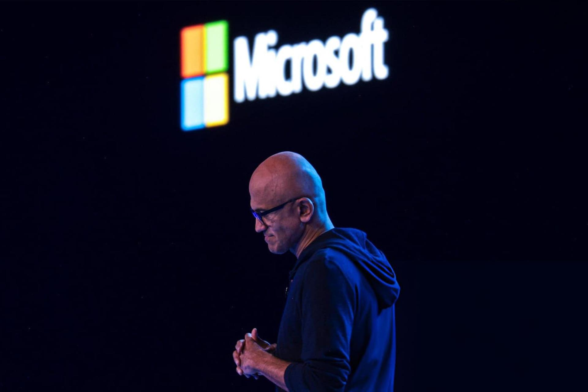 لوگو مایکروسافت / Microsoft در پشت سر مدیرعامل