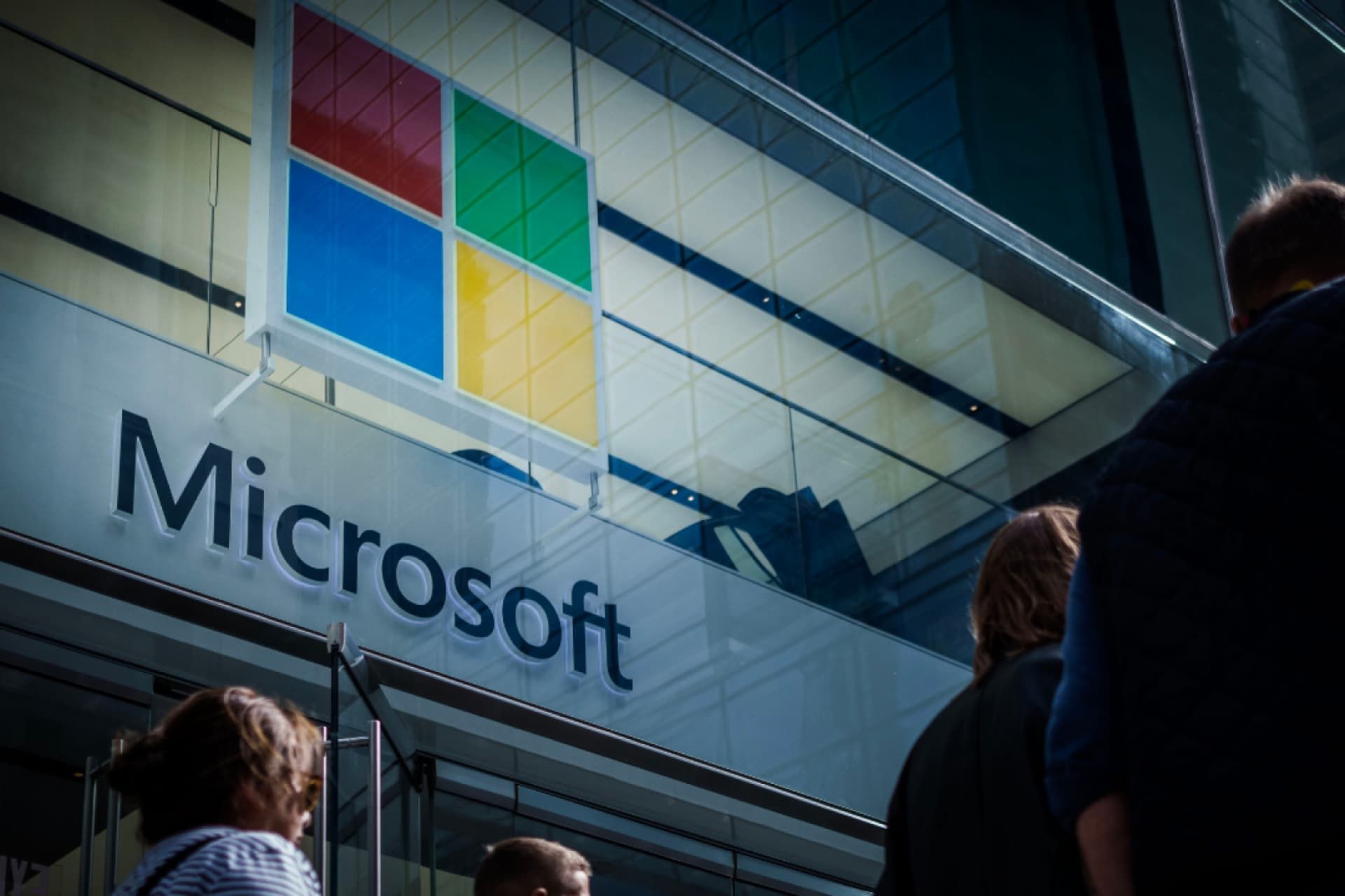 لوگو مایکروسافت / Microsoft روی ساختمان مرکزی شرکت