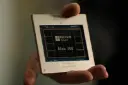 ابرترراشه هوش مصنوعی مایکروسافت (Microsoft) مدل Maia 300 در دست