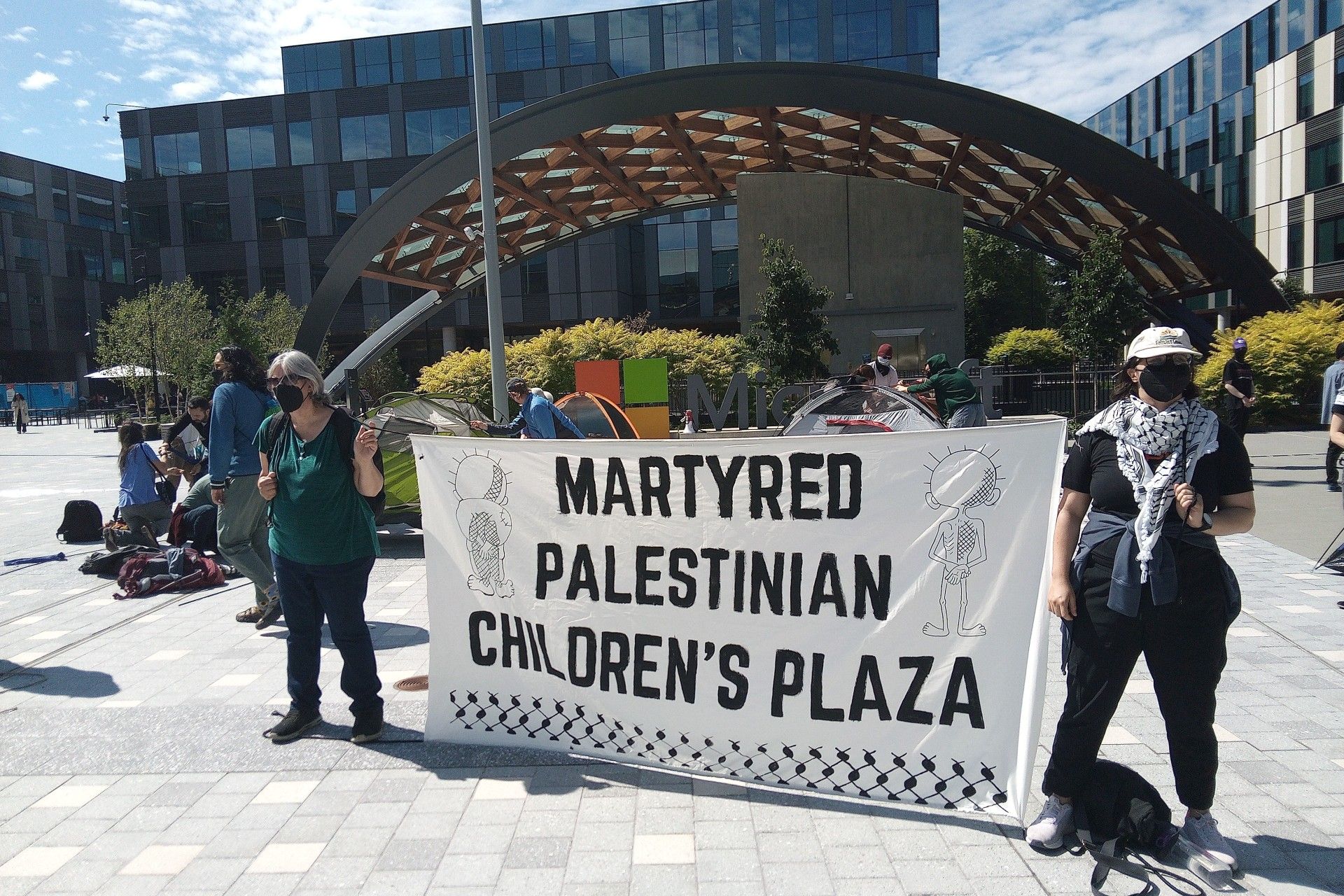 معترضان مقابل مقر مایکروسافت و بنر در دست