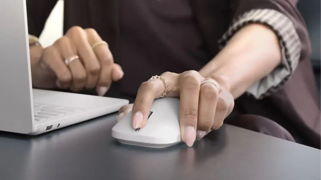 ماوس سرفیس (Surface Mouse) مایکروسافت در حال استفاده روی میز کار