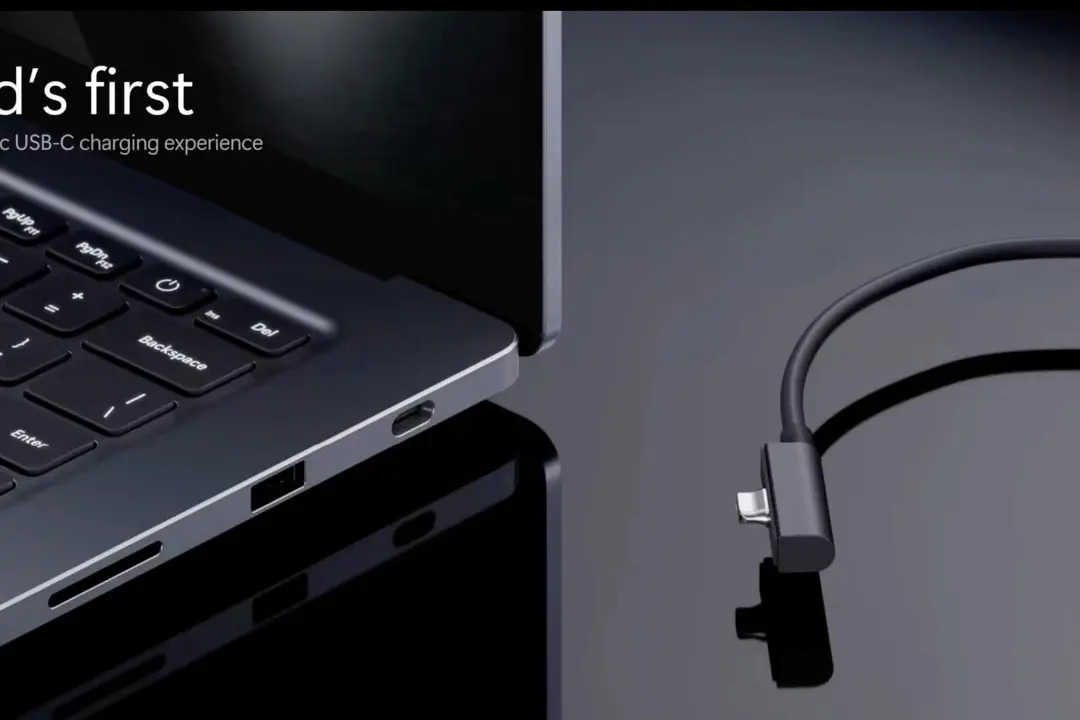 پورت USB-C (USB-C) در لبه بدنه لپ‌تاپ مایکروسافت در کنار کابل شارژ