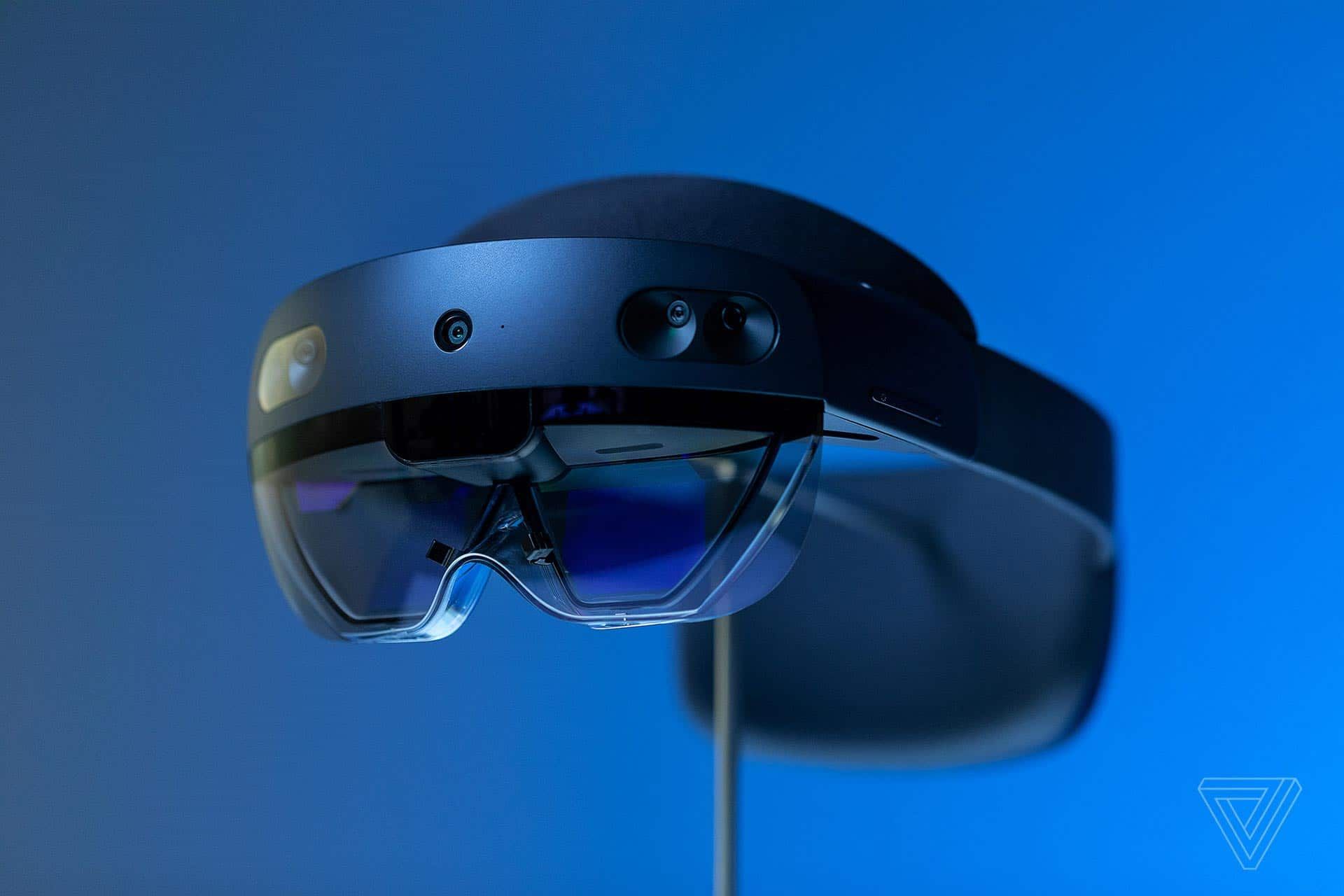 عینک واقعیت مجازی مایکروسافت هلولنز۲ با پس‌زمینه‌ای آبی