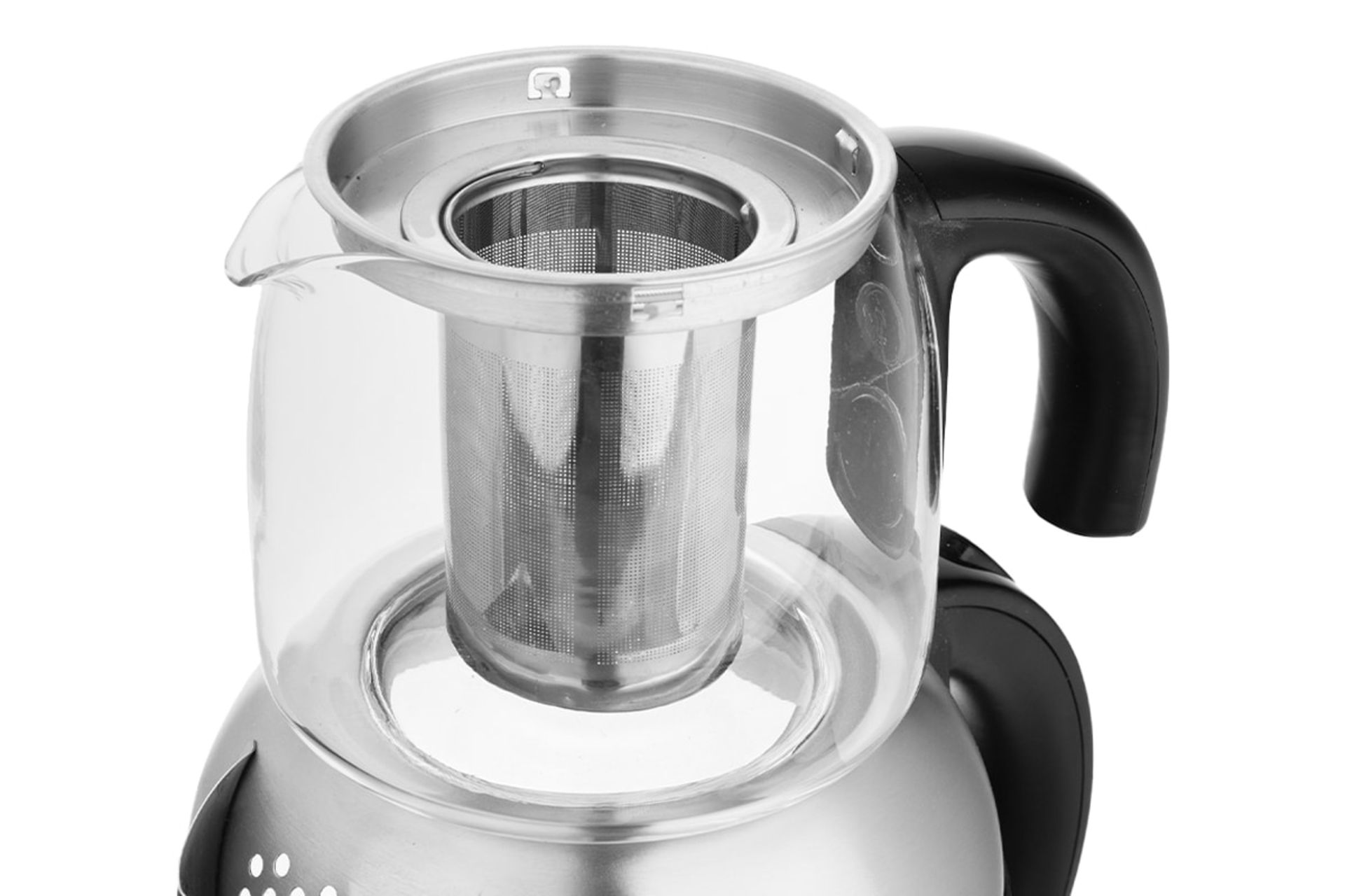 نمای نزدیک چای ساز میگل GTS 286 با نمایش فیلتر قوری