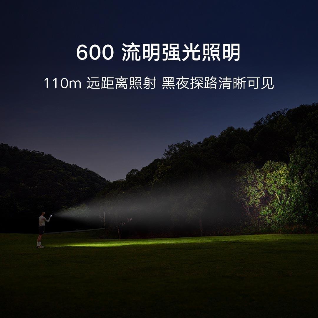 چراغ‌قوه‌ی Mijia Outdoor Multifunctional Light درحال روشن‌کردن جنگل