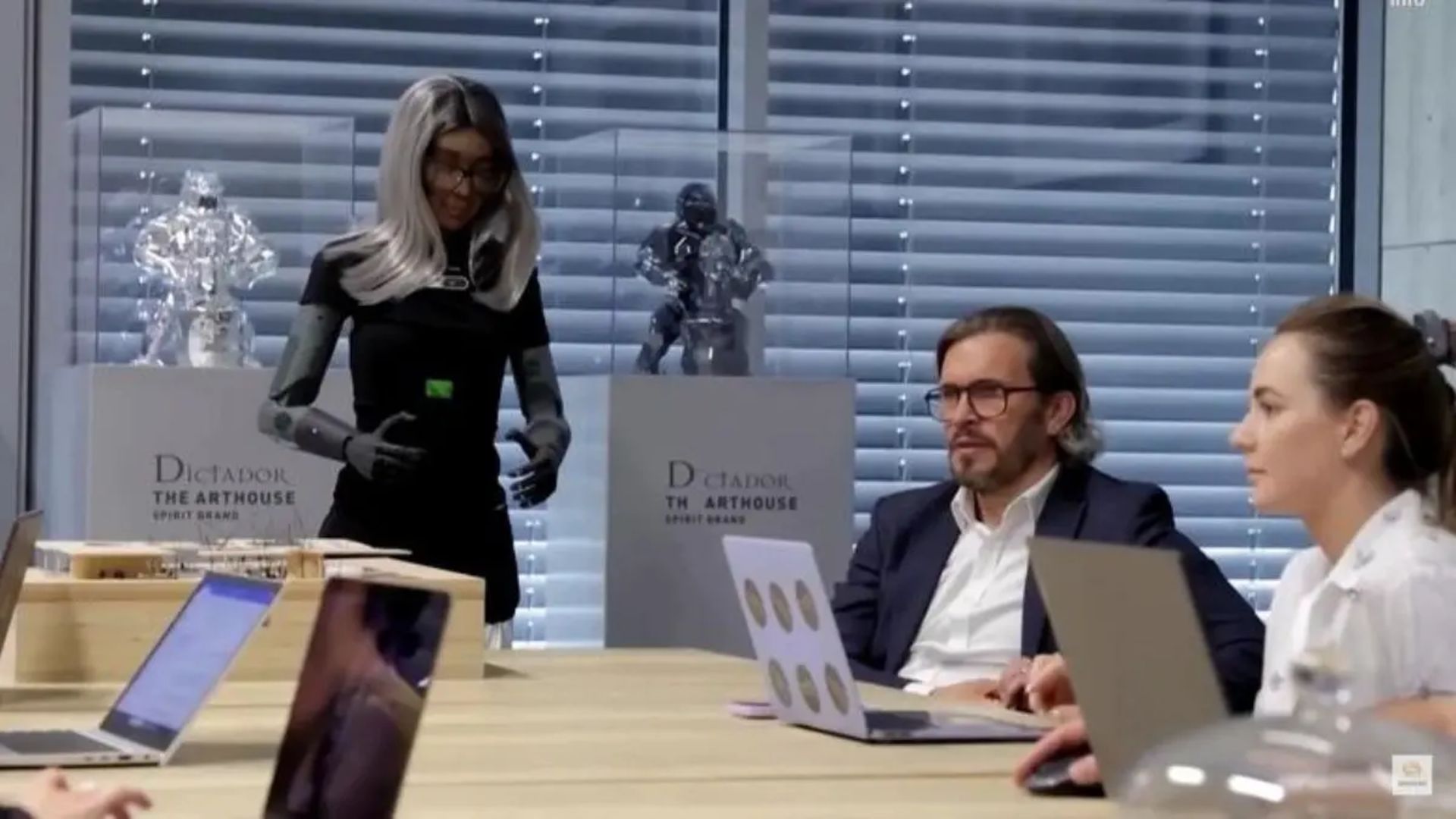 ربات انسان‌نمای میکا درحال سخنرانی