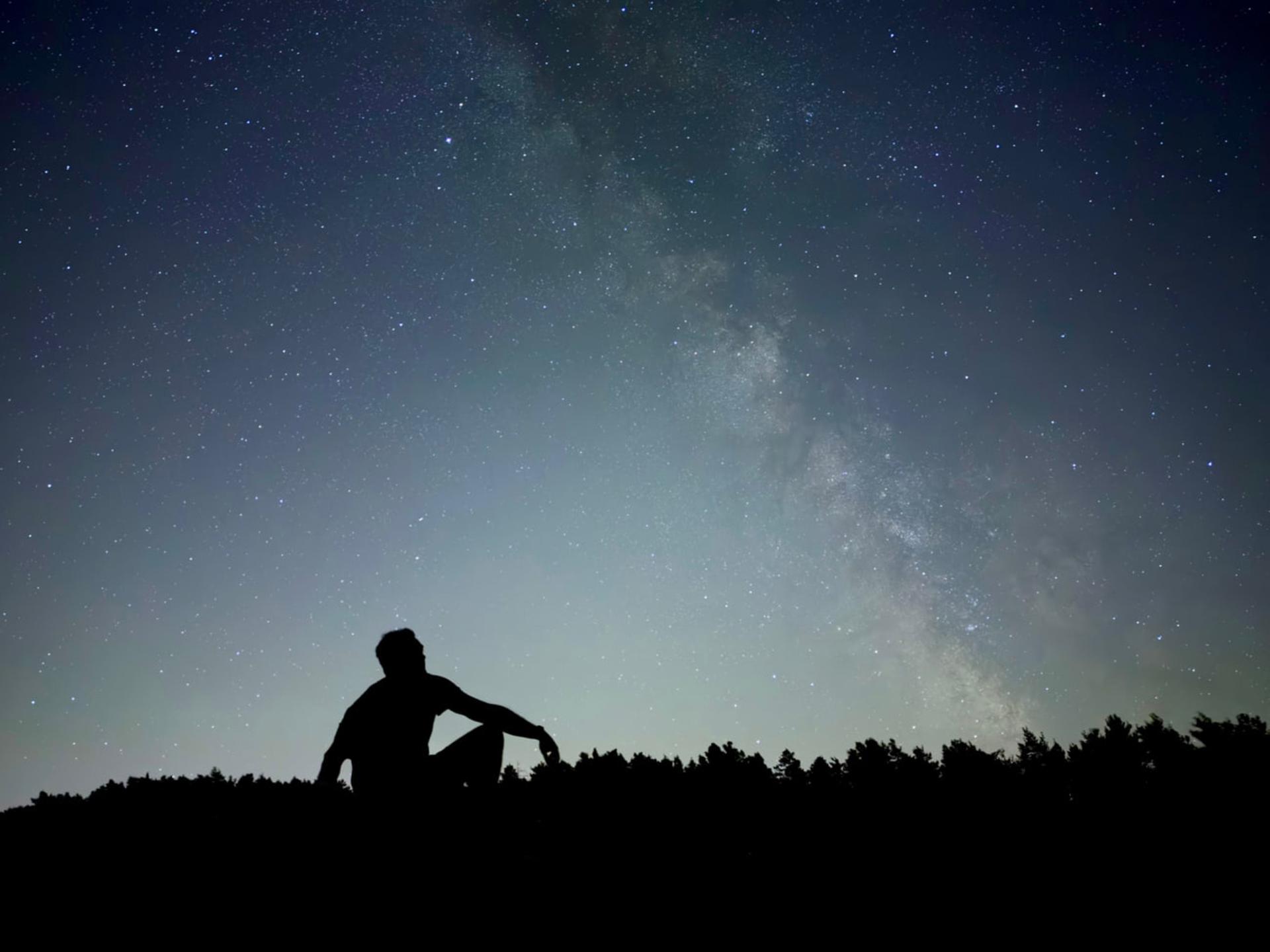 کهکشان راه شیری (Milky Way) در آسمان پر ستاره شب