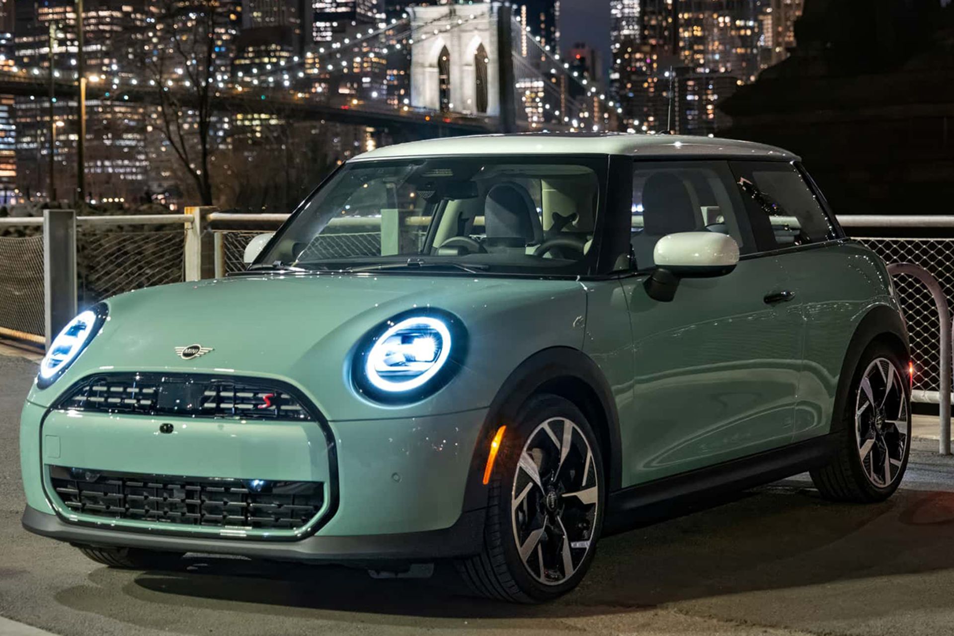 خودرو مینی کوپر اس سبز رنگ از روبرو