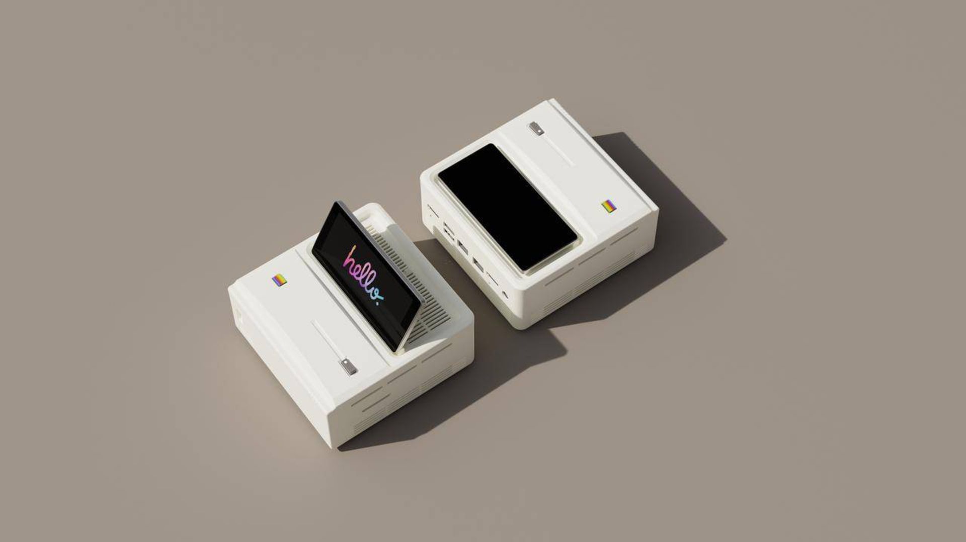 دو مینی‌ پی‌سی آیانئو در کنار هم - یکی با پس زمینه‌ی چرخانده شده با کلمه‌ی Hello روی آن