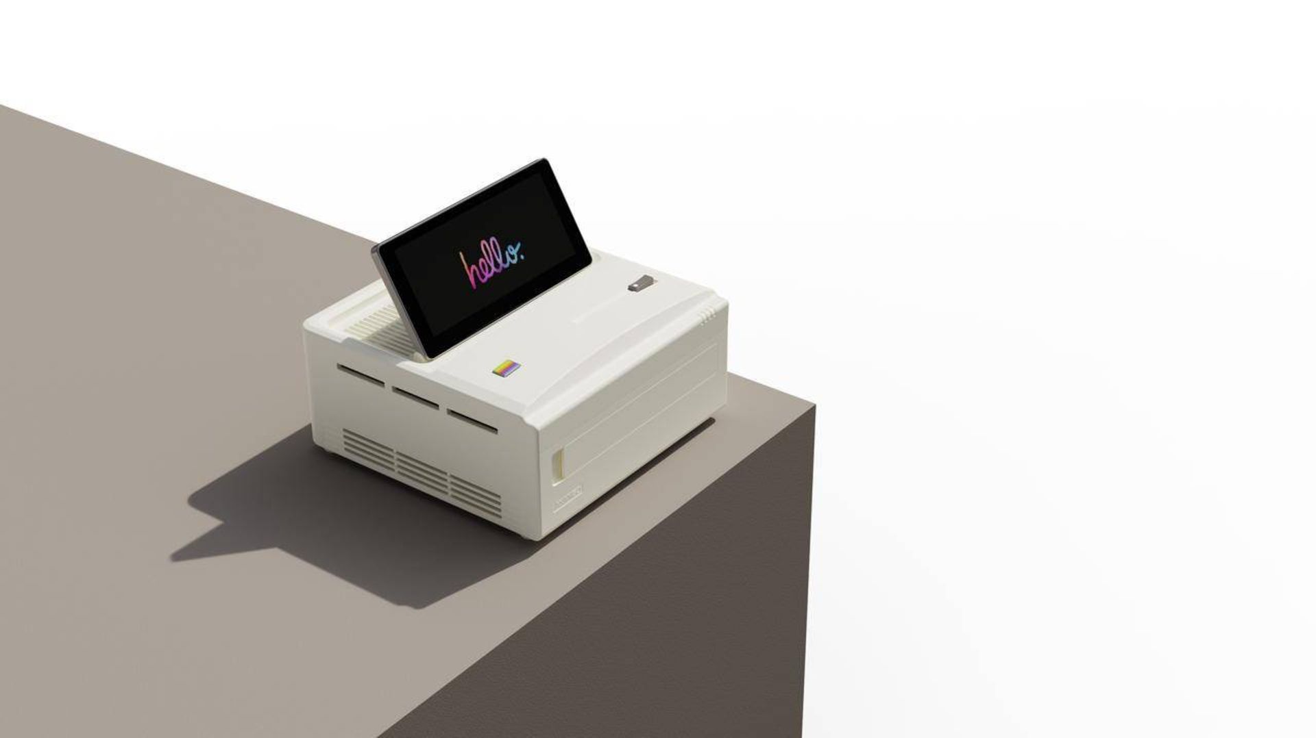 مینی‌ پی‌سی آیانئو لبه‌ی یک سطح از نمای سه‌چهارم با صفحه‌نمایش چرخانده شده