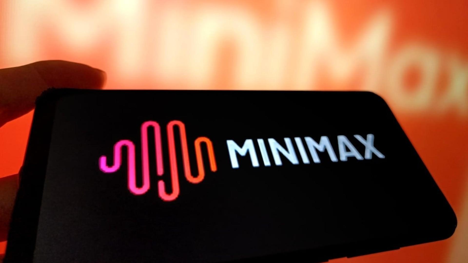 لوگو MiniMax روی نمایشگر موبایل از نمای نزدیک