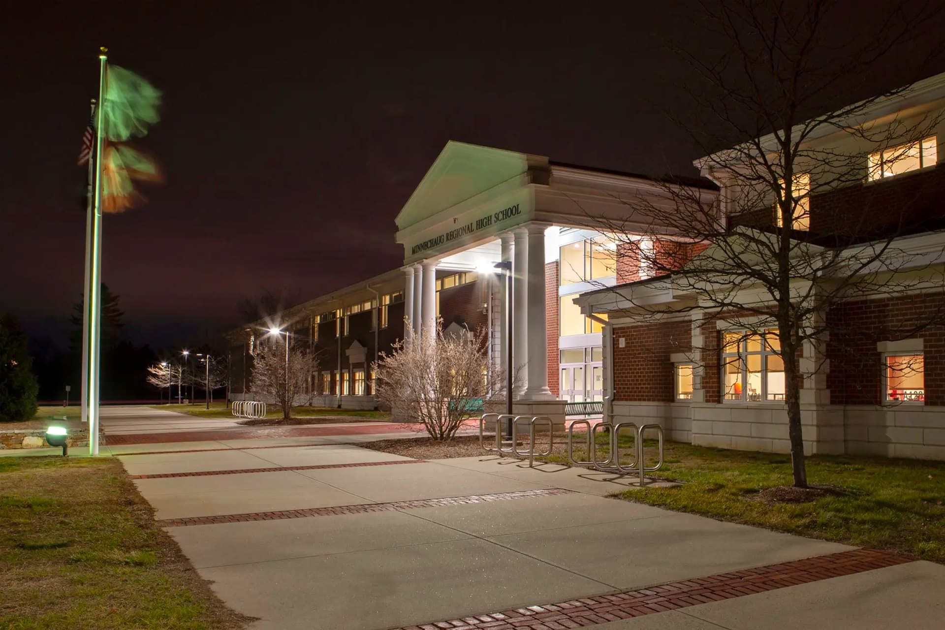 لامپ روشن در دبیرستان مینه شاگ آمریکا