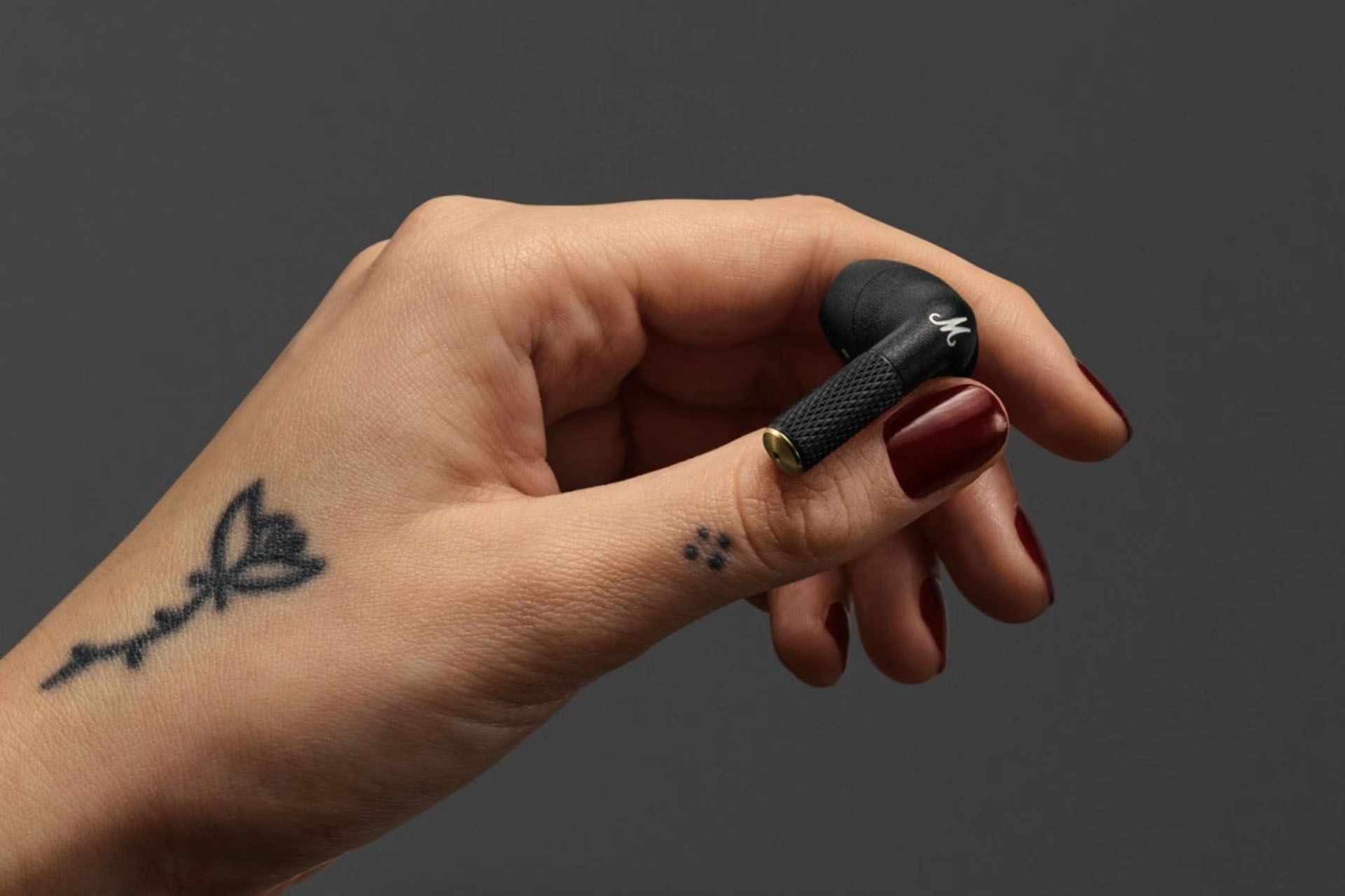 یک ایرباد مارشال Minor IV در دست یک نفر