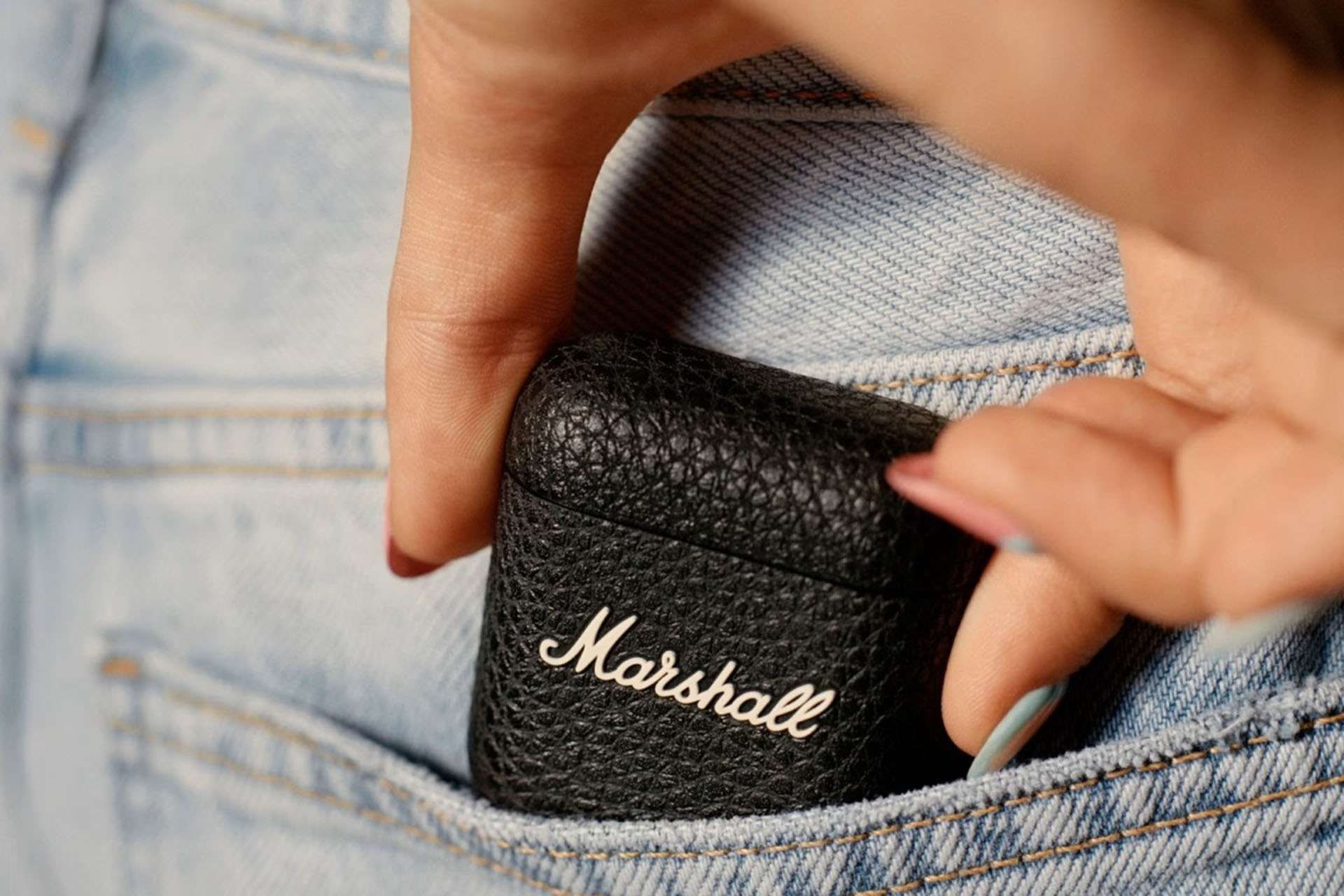 یک نفر درحال بیرون آوردن کیس ایرباد مارشال Minor IV از جیب کوچک شلوار 