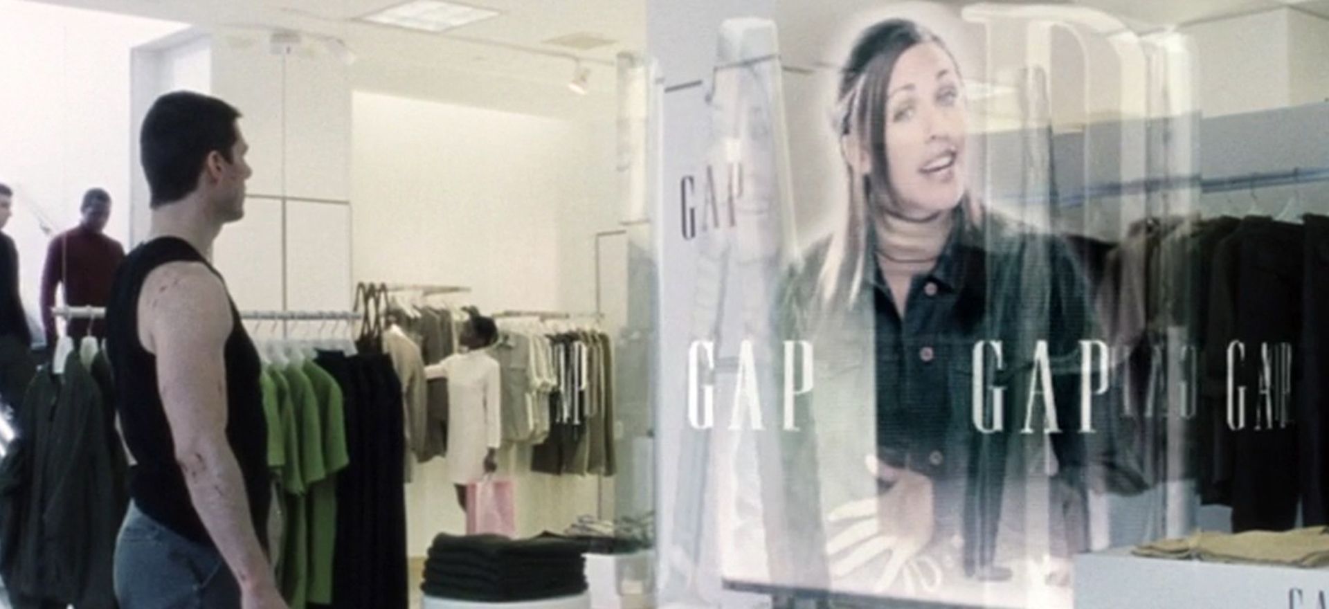 فردی رو‌به‌روی مانیتوری ایستاده و درحال صحبت کردن با هوش مصنوعی است