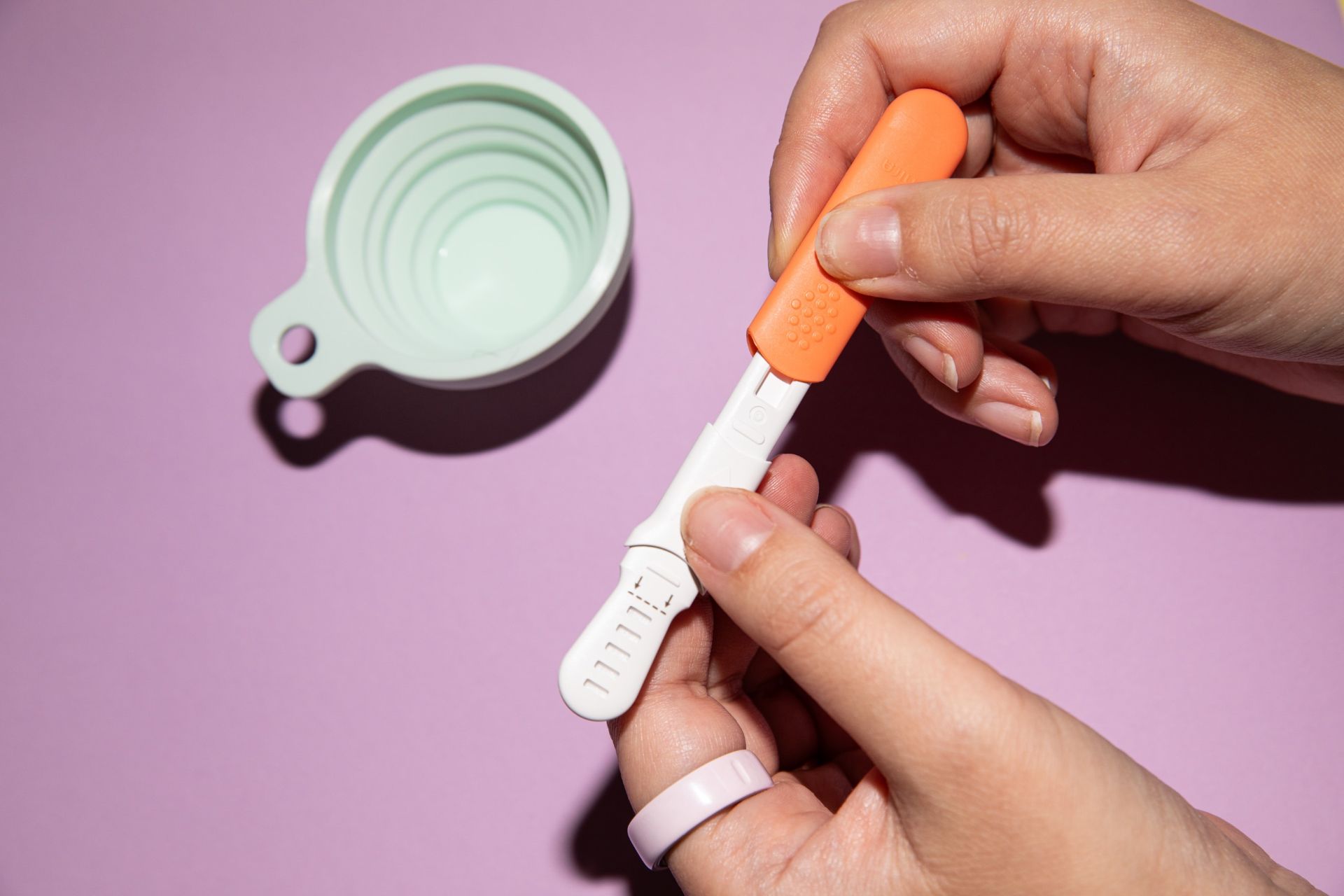 شخصی در حال کار با دستگاه تست هورمون بدن میرا 