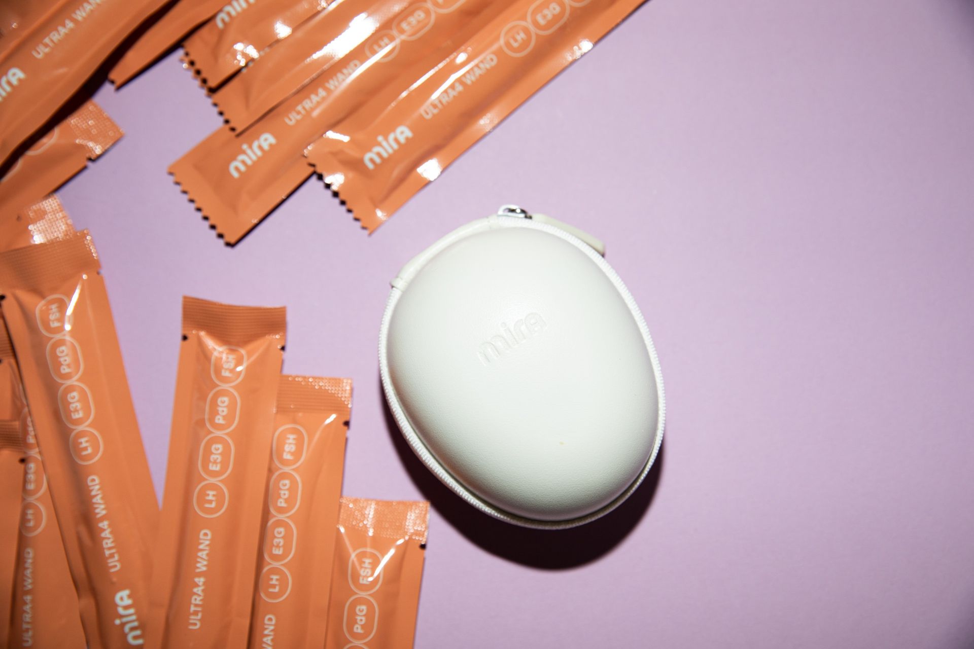 دستگاه تست هورمون بدن میرا نمای پشت روی میز