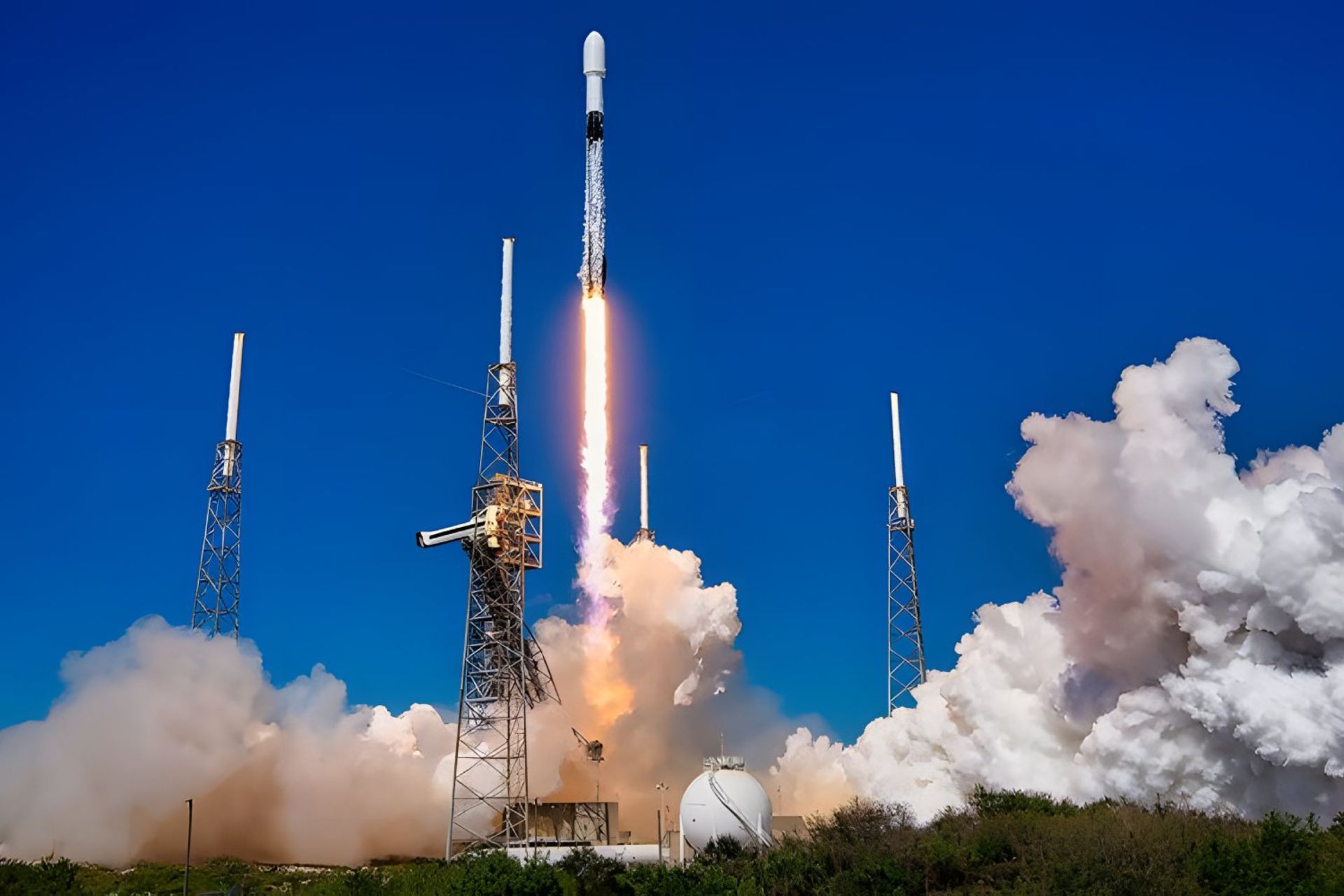 چند موشک درحال شروع پرواز