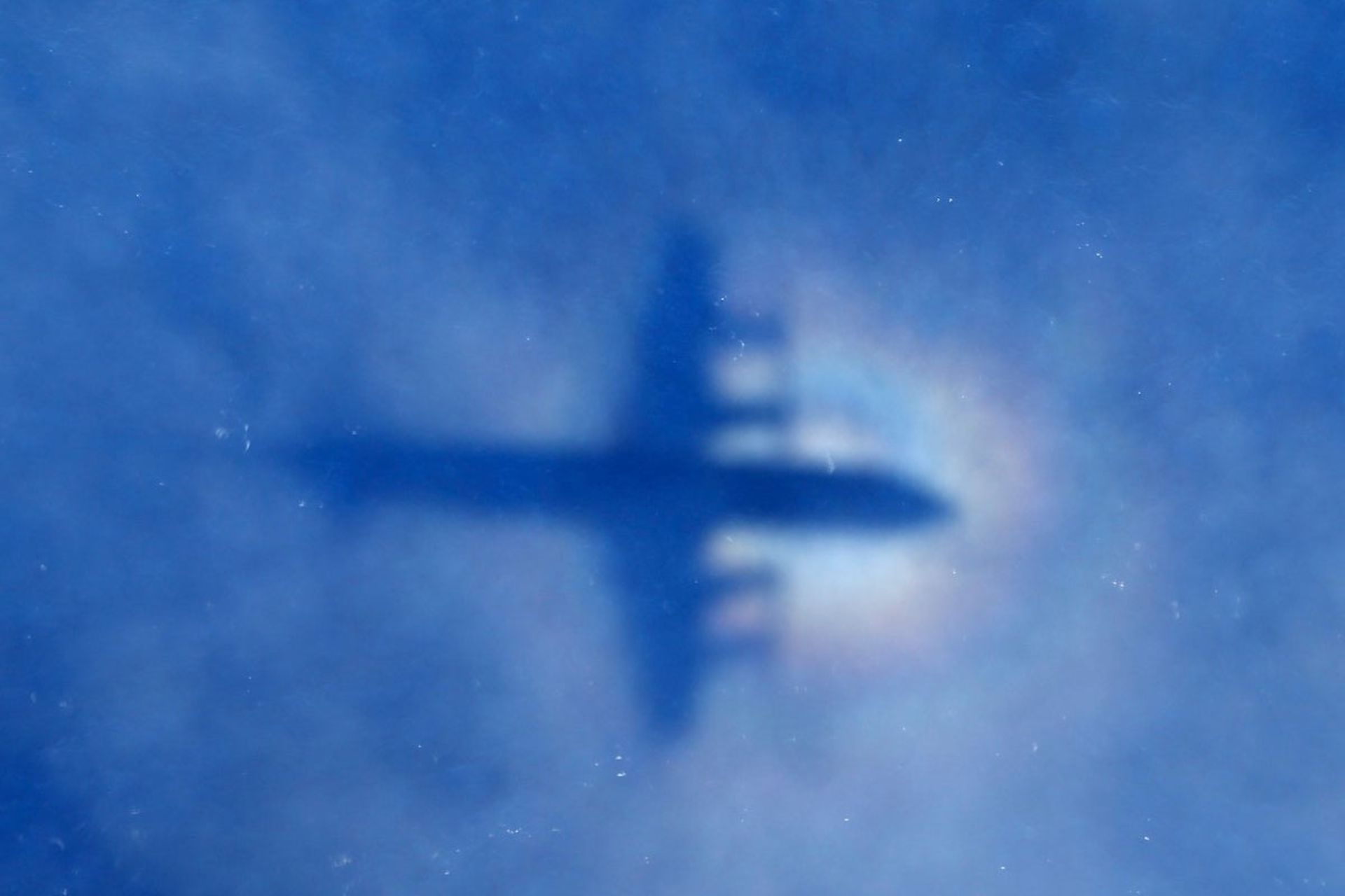 تصویرسازی هواپیمایی در آسمان آبی مه آلود