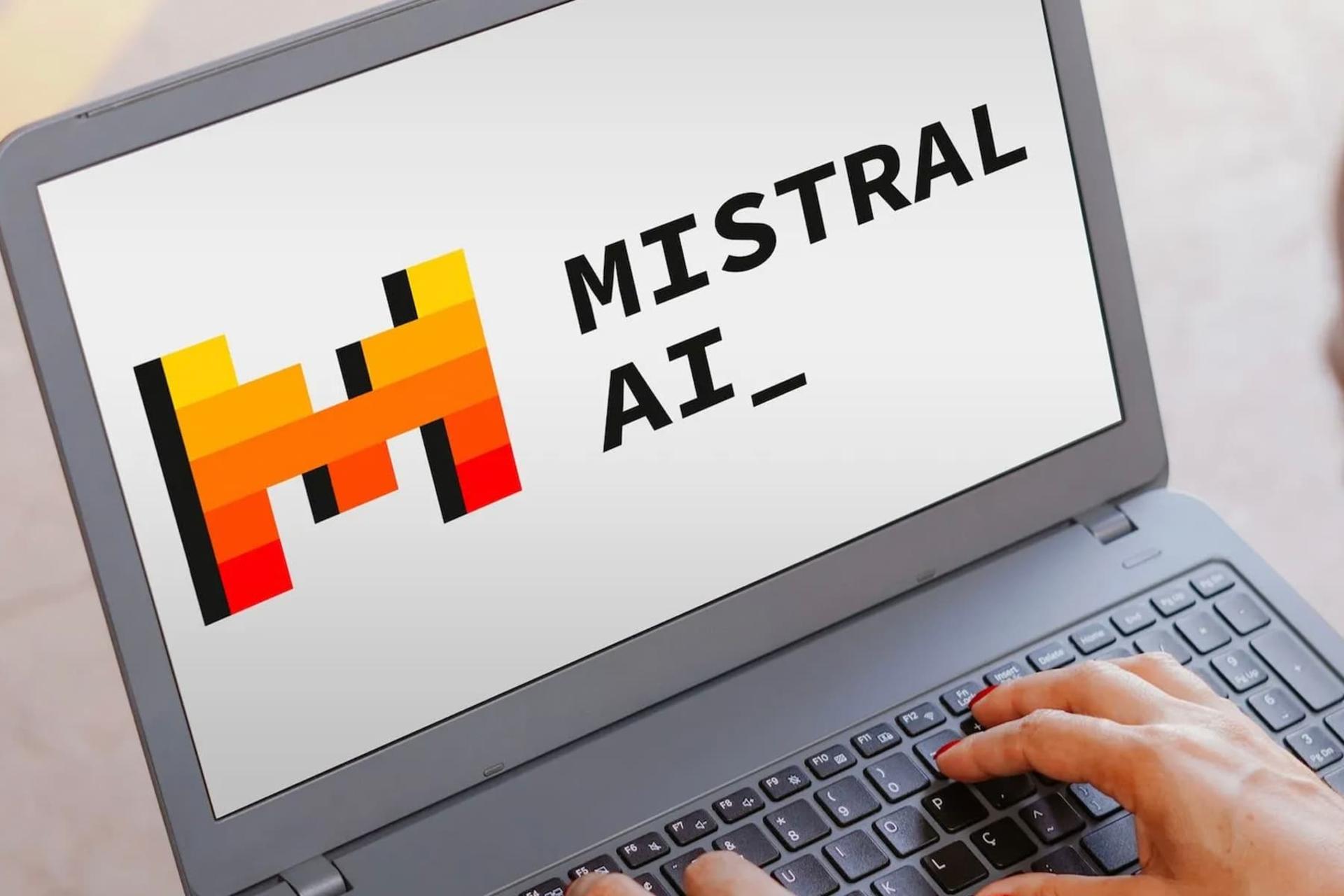 لوگو میسترال / Mistral AI استارتاپ فرانسوی روی لپ تاپ