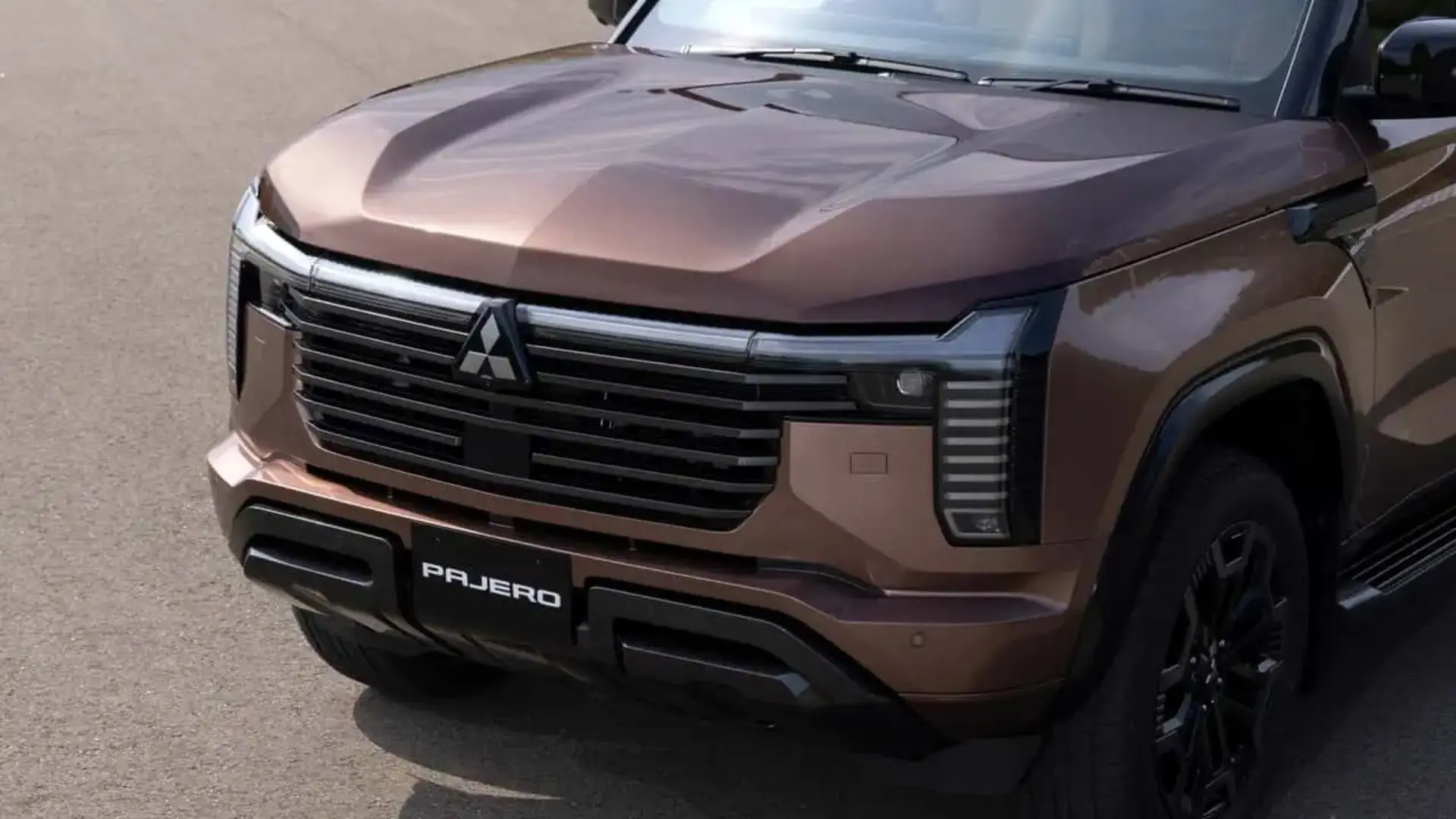 نمای جلوی خودروی میتسوبیشی پاجرو (Mitsubishi Pajero) مدل ۲۰۲۷ با رنگ قهوه‌ای متالیک