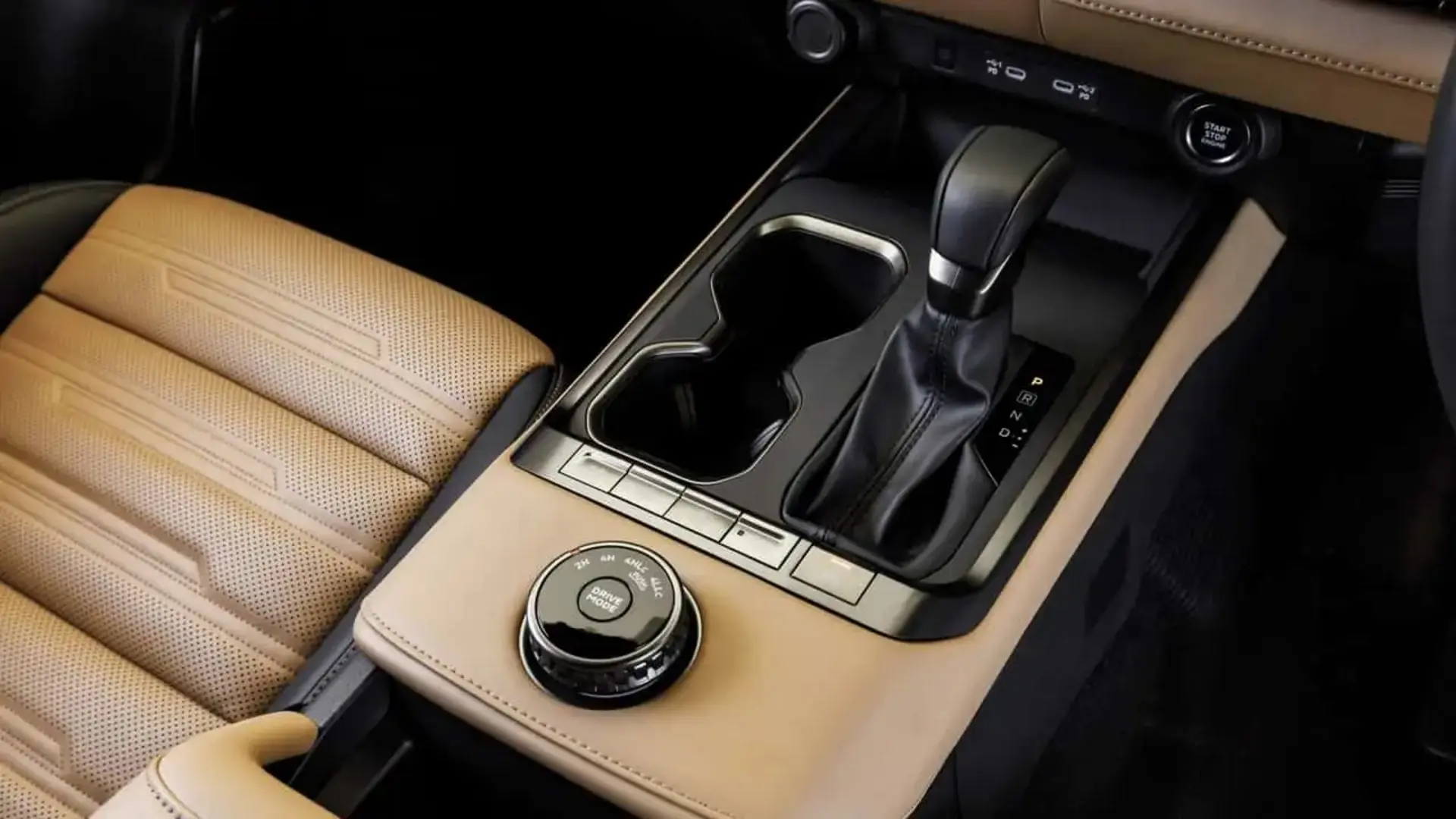 کنسول مرکزی و صندلی چرمی خودروی میتسوبیشی پاجرو (Mitsubishi Pajero) مدل ۲۰۲۷