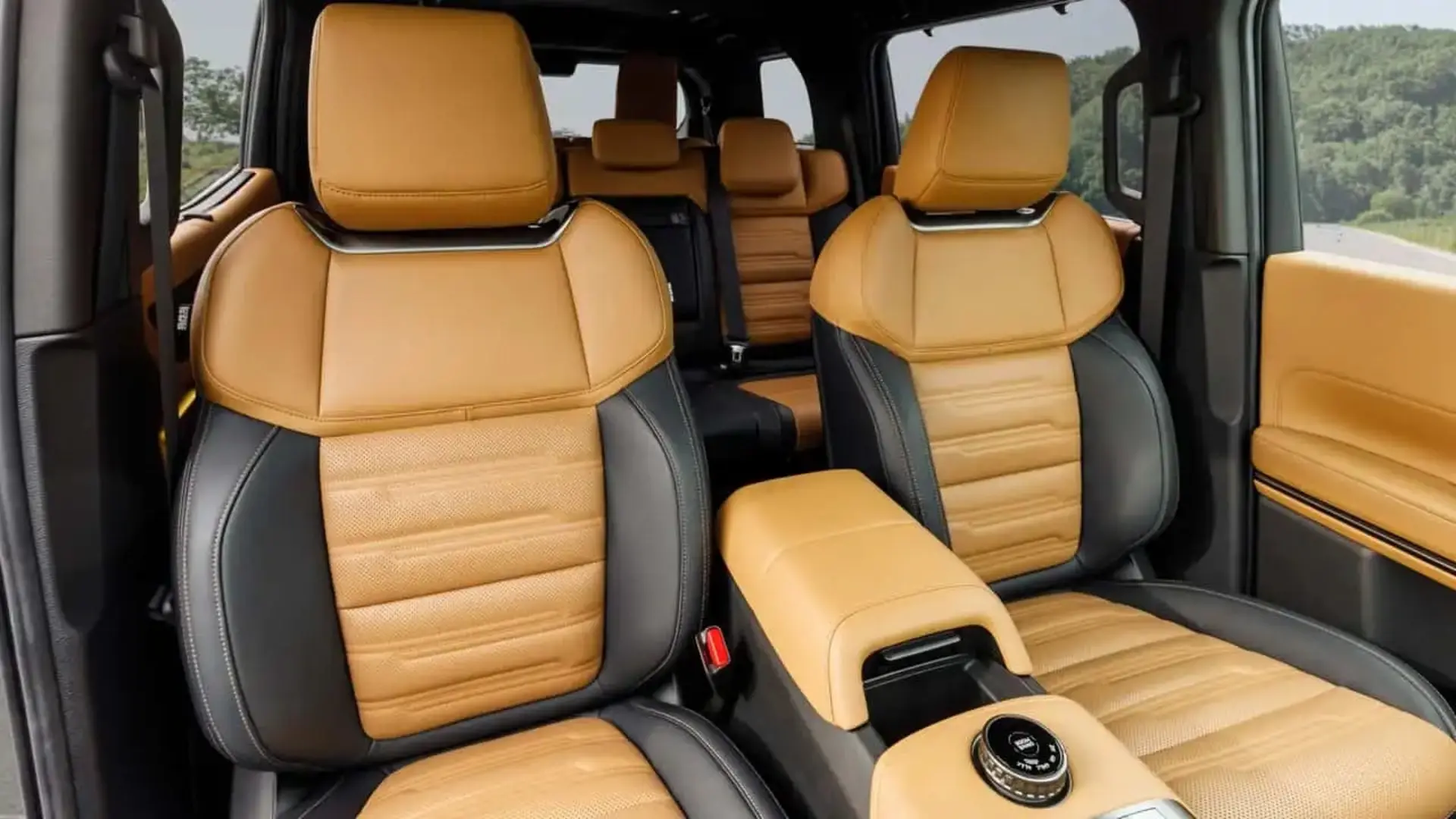 صندلی‌های چرمی قهوه‌ای و مشکی کابین خودرو میتسوبیشی پاجرو (Mitsubishi Pajero) مدل ۲۰۲۷