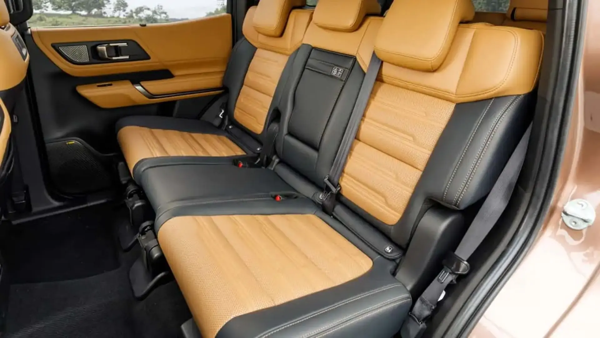 صندلی‌های عقب خودروی میتسوبیشی پاجرو (Mitsubishi Pajero) با ترکیب رنگ قهوه‌ای و مشکی