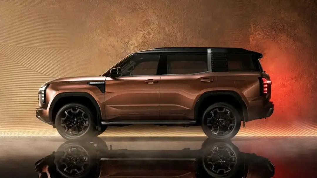 خودرو شاسی‌بلند میتسوبیشی پاجرو (Mitsubishi Pajero) مدل ۲۰۲۷ با رنگ قهوه‌ای متالیک