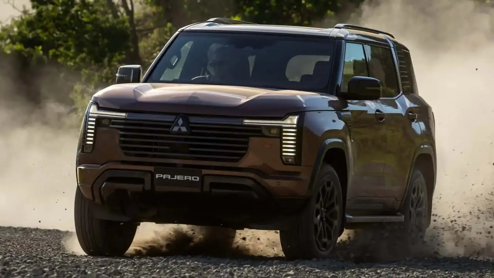میتسوبیشی پاجرو (Mitsubishi Pajero) مدل ۲۰۲۷ در حال حرکت در مسیر خاکی