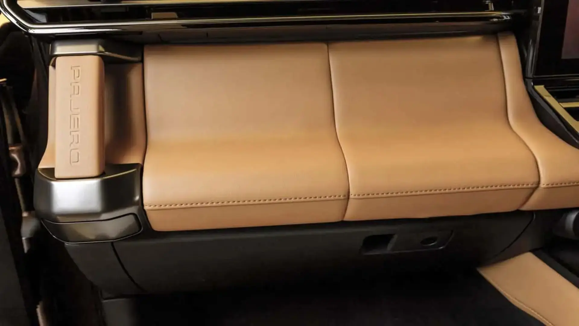 صندلی عقب چرمی خودرو میتسوبیشی پاجرو (Mitsubishi Pajero) با طراحی مدرن
