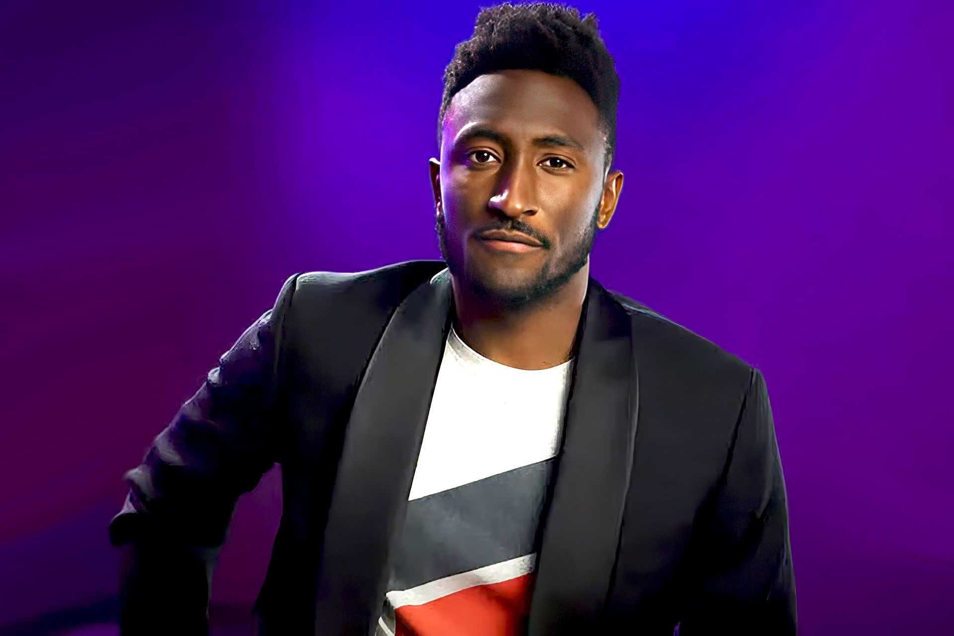 مارکز براونلی که یک کت پوشیده - پس‌زمینه‌ی بنفش