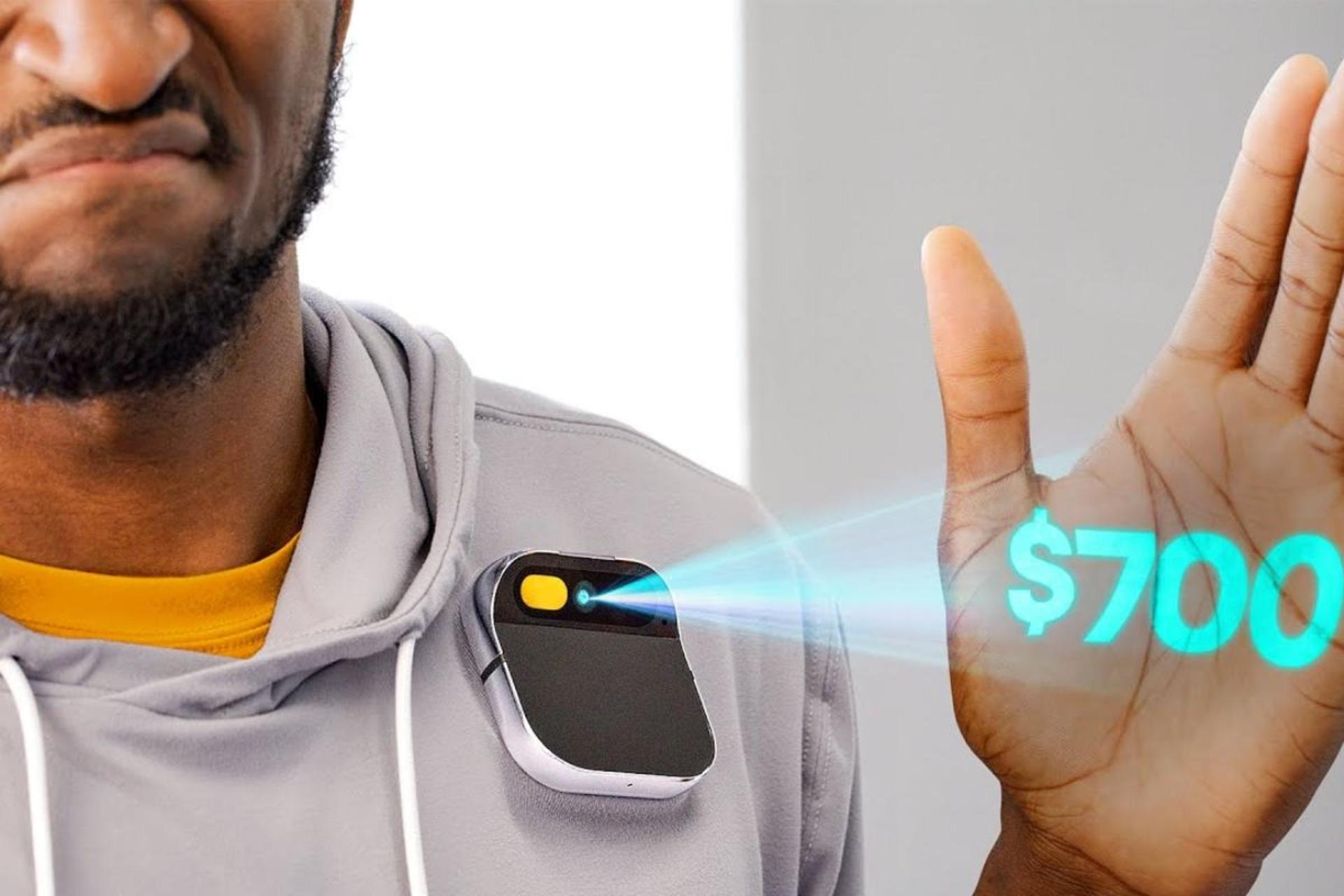 MKBHD درحال استفاده از AI Pin روی دستش