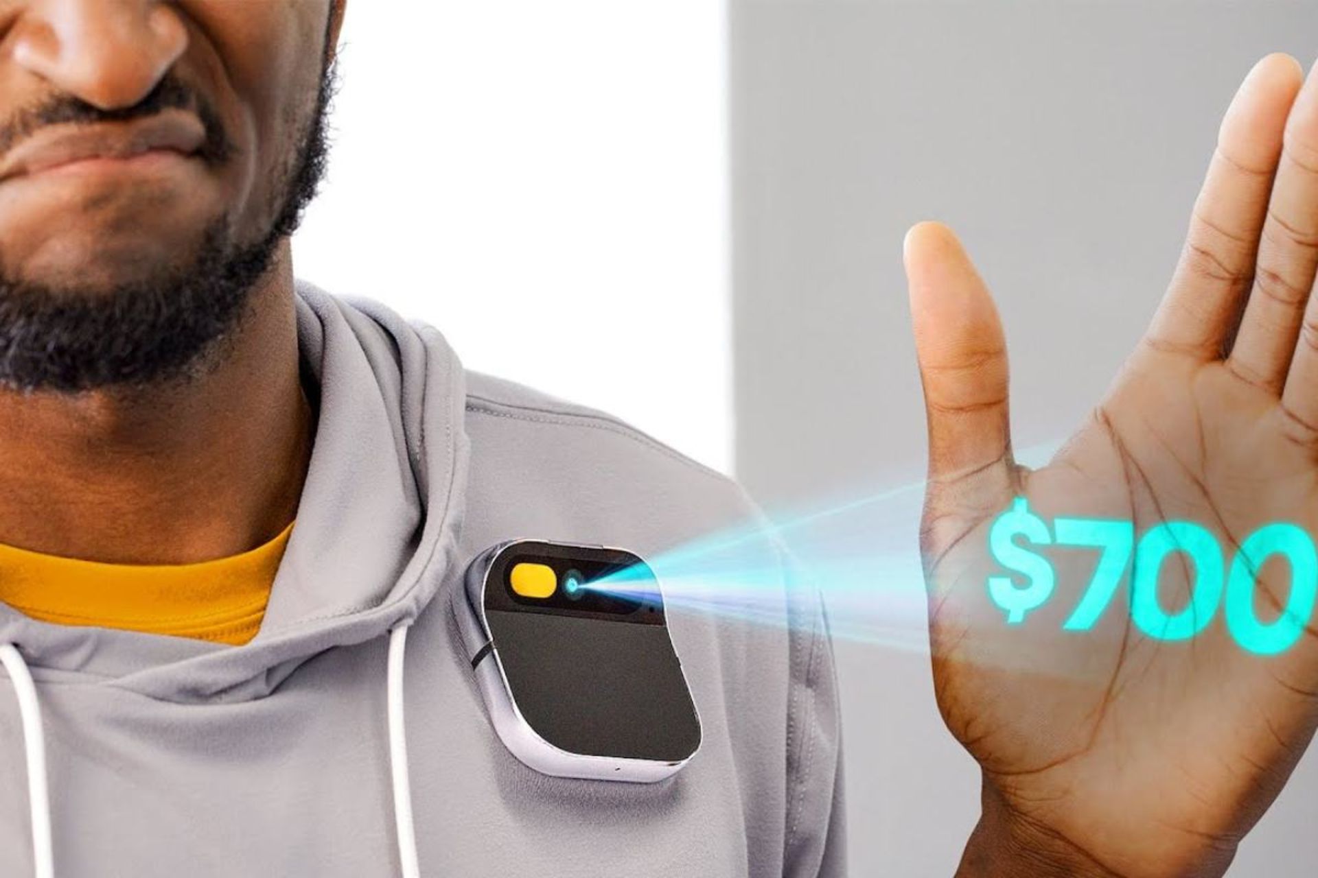 MKBHD درحال استفاده از AI Pin روی دستش