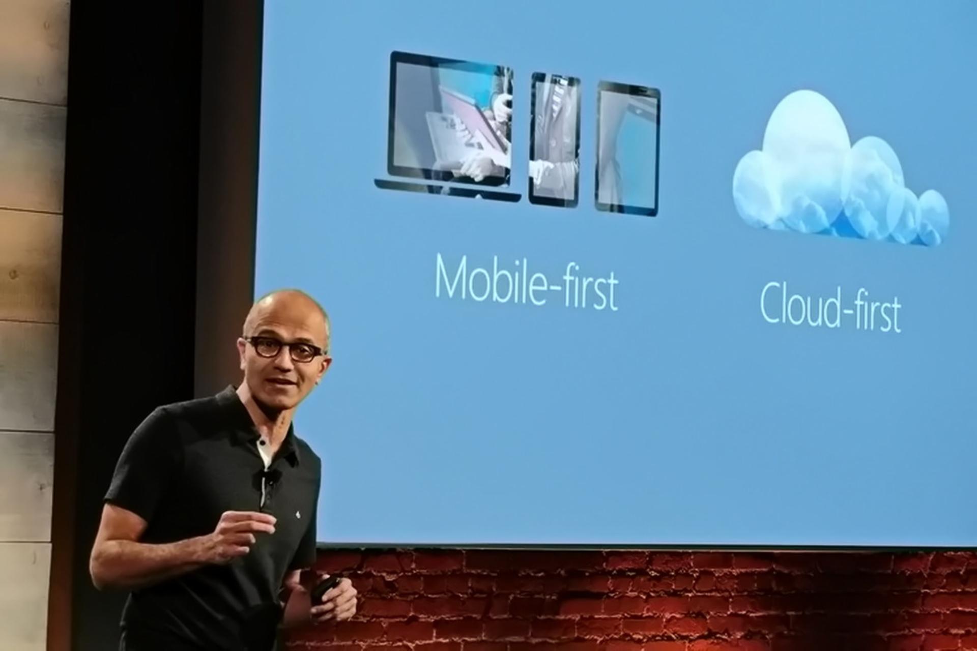 ساتیا نادلا درحال معرفی شعار Mobile First Cloud First