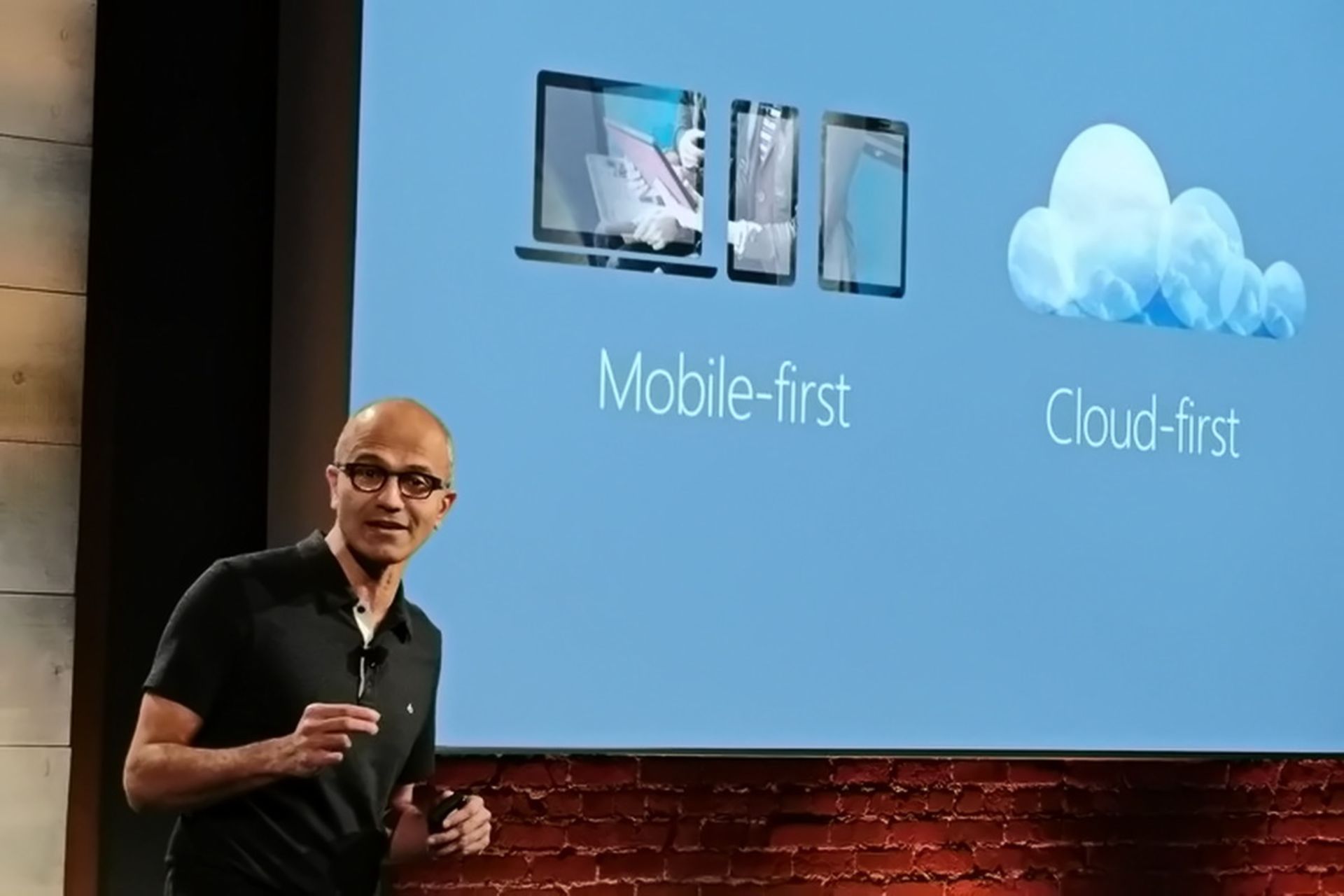 ساتیا نادلا درحال معرفی شعار Mobile First Cloud First