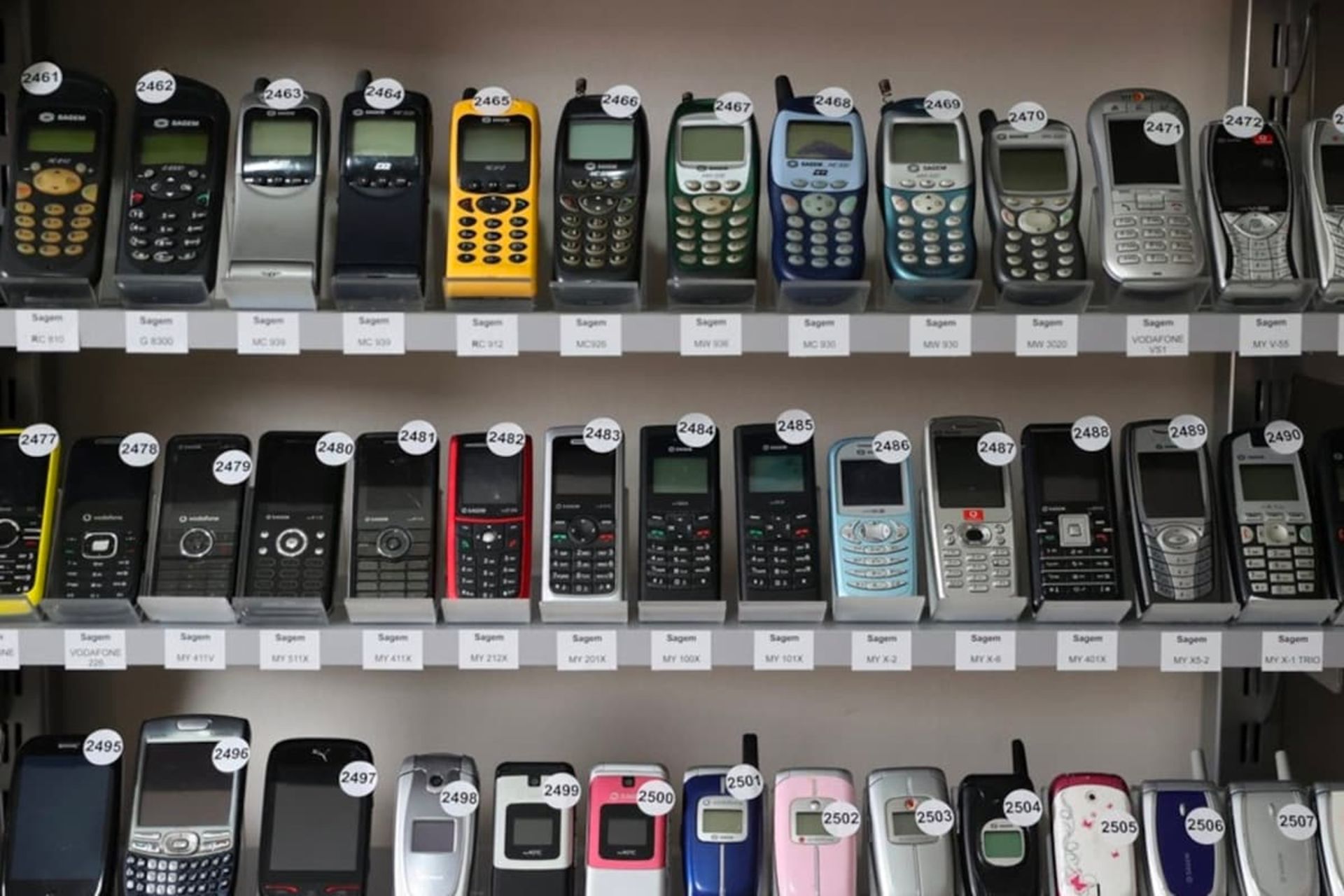 تعداد زیادی تلفن قدیمی از نمای جلو در رنگ های مختلف