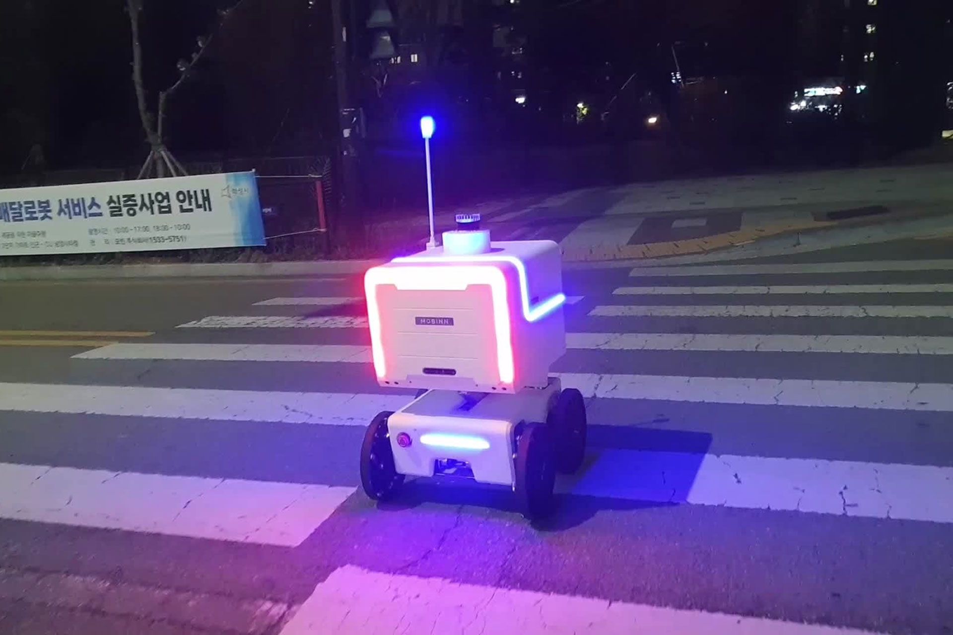 ربات تحویل دهنده بسته در حال حرکت از روی خط عابر پیاده