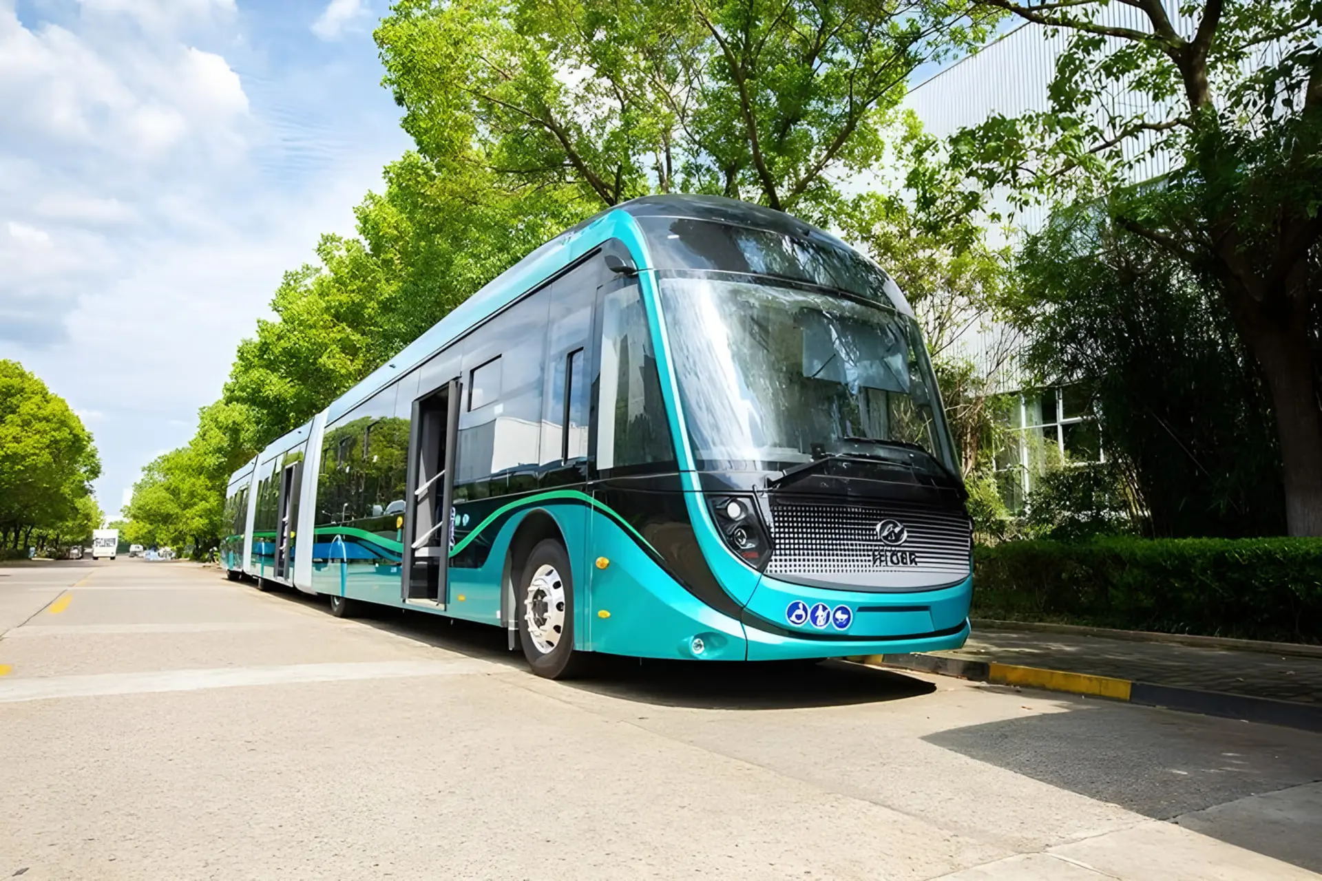 اتوبوس برقی (Electric Bus) با بدنه سبز و مشکی در جاده
