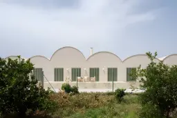 ساختمان مدرن با سقف‌های نیم‌دایره‌ای و پنجره‌های سبز در اسپانیا (Spain)