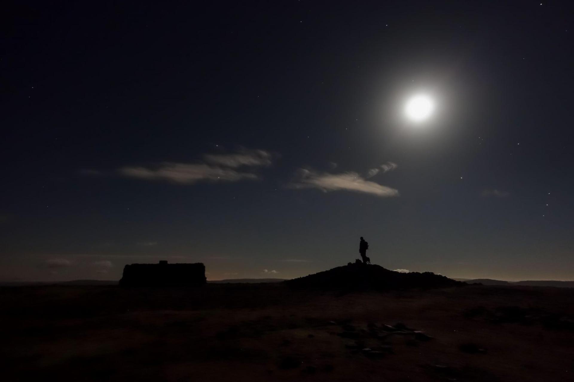 ماه در آسمان مه‌آلود شب